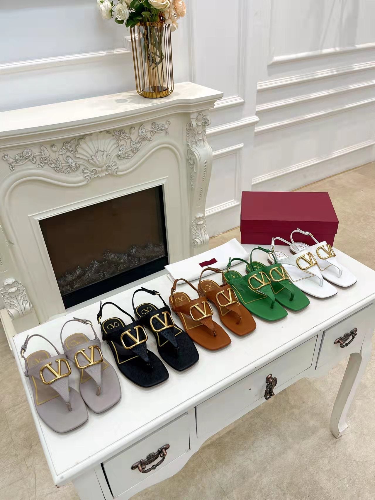 THONG SANDALS IN THISTLE PURPLE CALFSKIN WITH GOLD LOGO