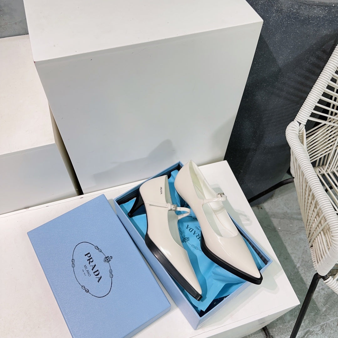 POINTED TOE MEDIUM HEEL PUMPS IN RICE WHITE GLOSSY LAMBSKIN