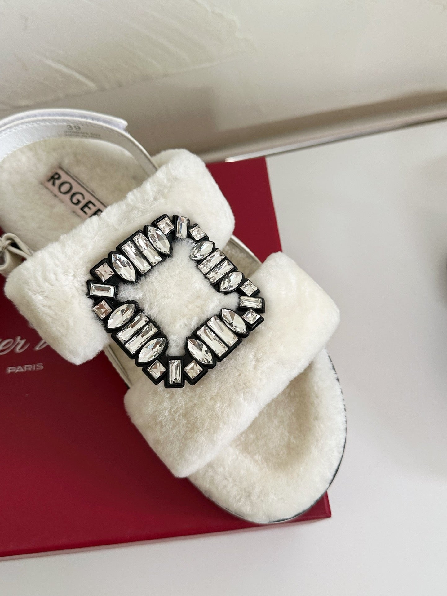 SLIDY VIV' WINTER FUR STRASS BUCKLE SANDALS IN WHITE SHEARLING