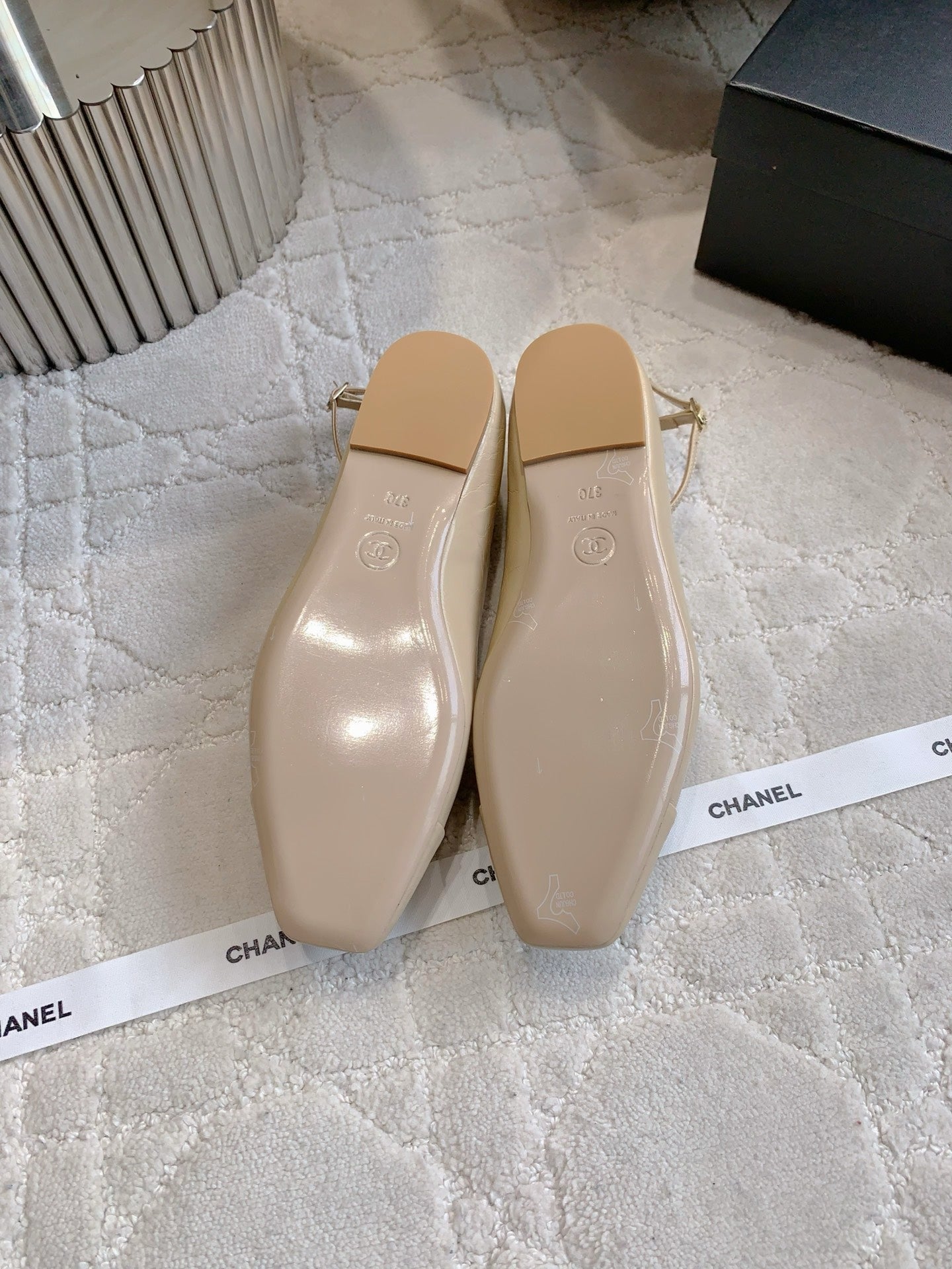 CHANEL 25S CAMELLIA SQUARE TOE FLATS IN BEIGE CALFSKIN GOLD HARDWARE