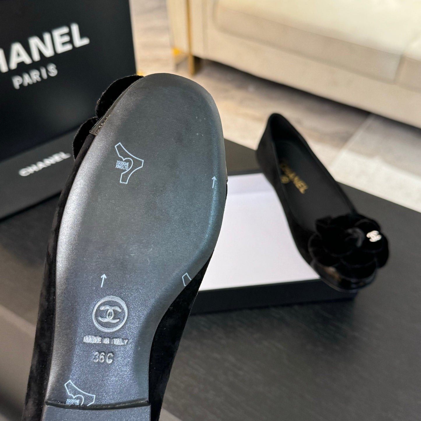 BALLET FLATS IN BLACK SUEDE WITH CAMELLIA