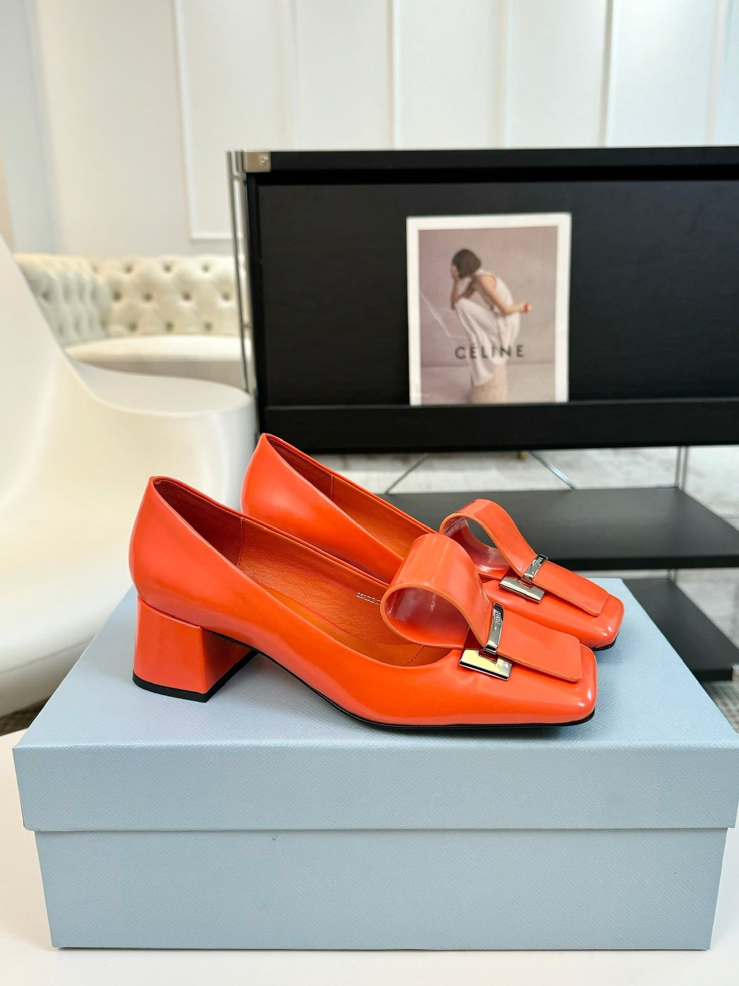 SQUARE TOE PUMPS IN INTERNATIONAL ORANGE GLOSSY CALFSKIN ATTACHED BOW
