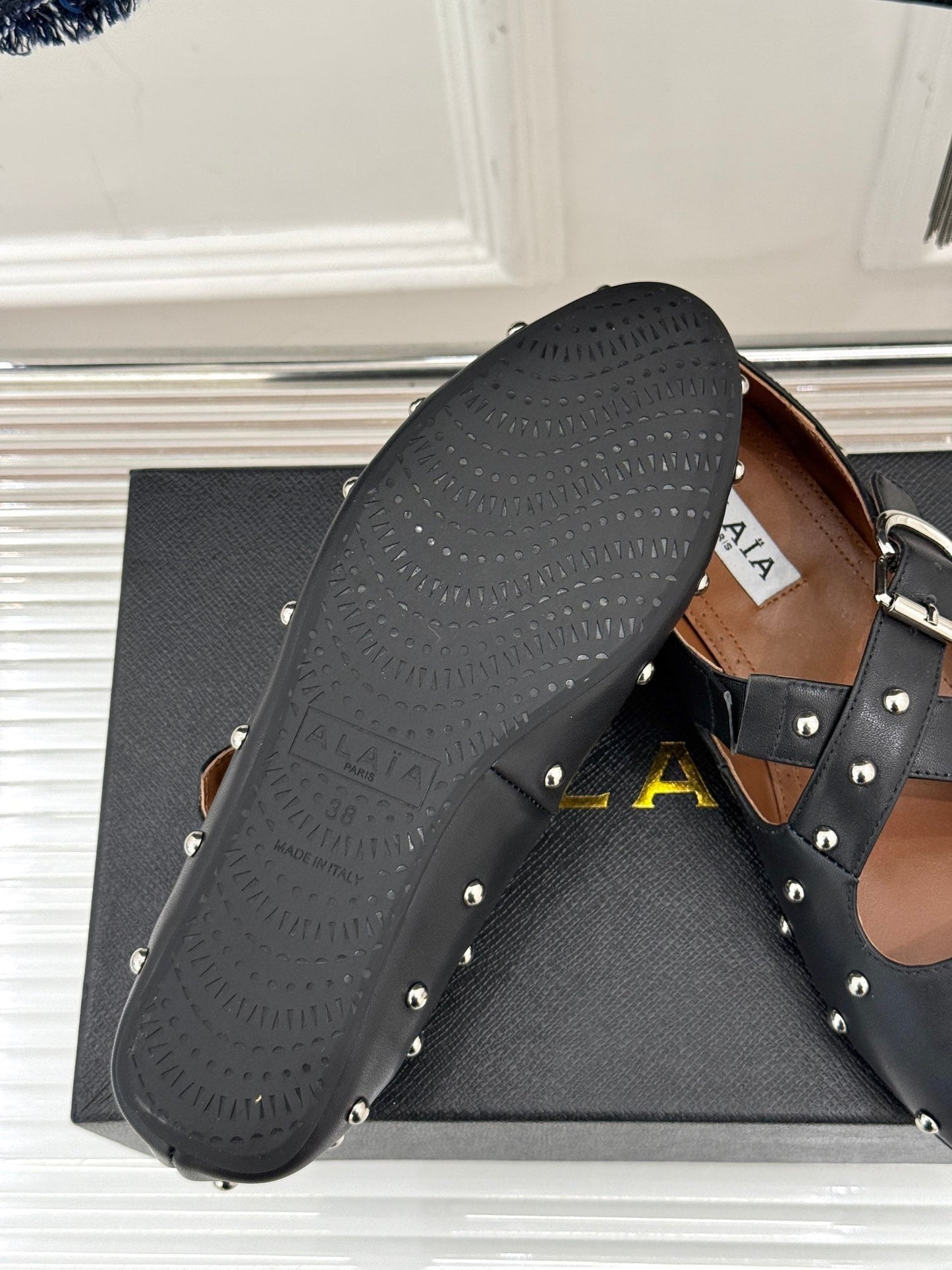 CROSSED STRAP BALLET FLATS IN BLACK CALFSKIN