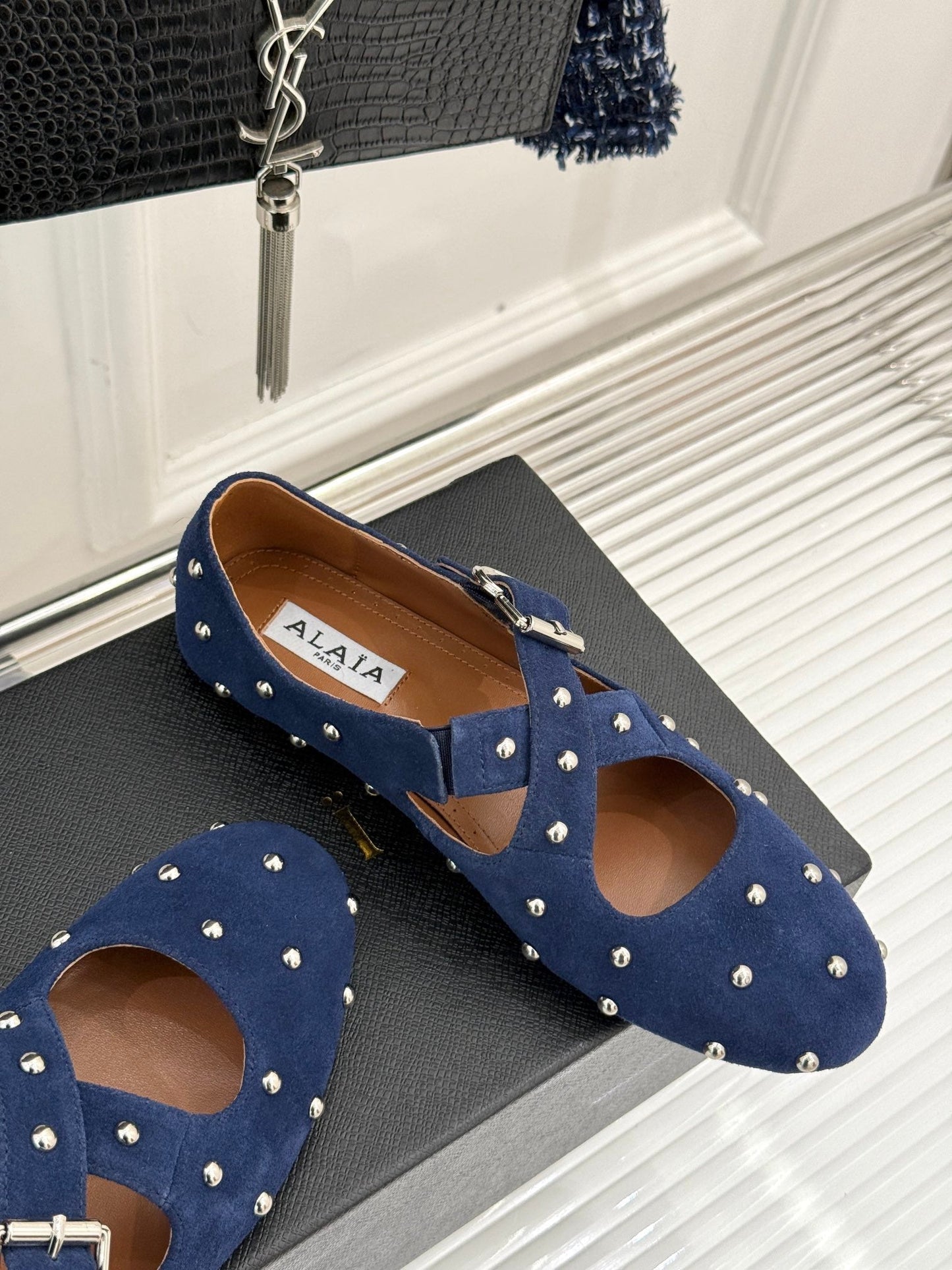 CROSSED STRAP BALLET FLATS IN NAVY BLUE SUEDE