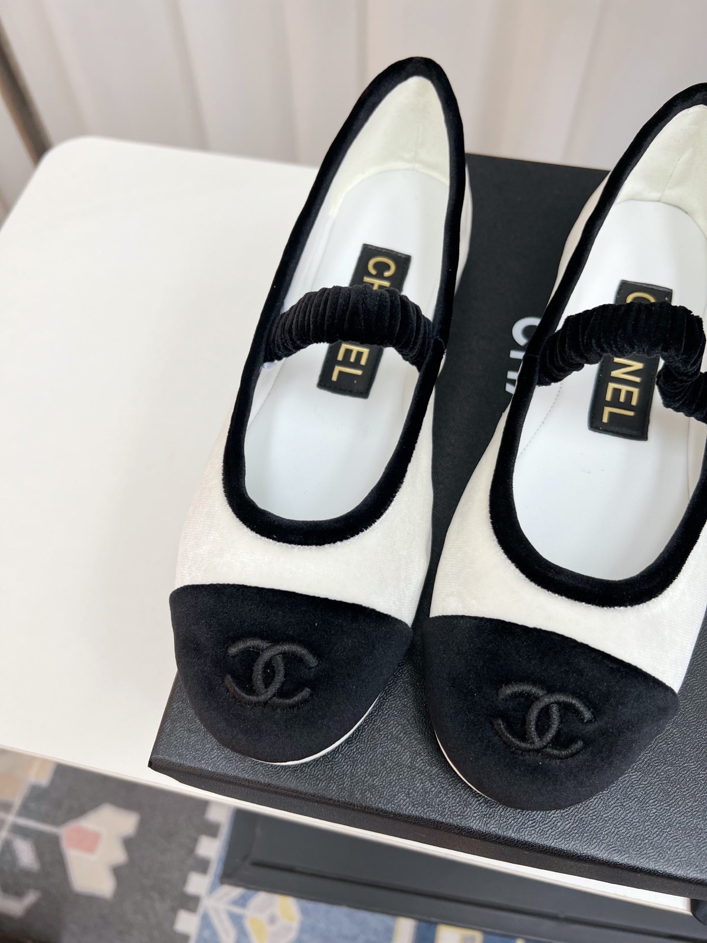 CC MARY JANE FLAT IN WHITE AND BLACK VELVET