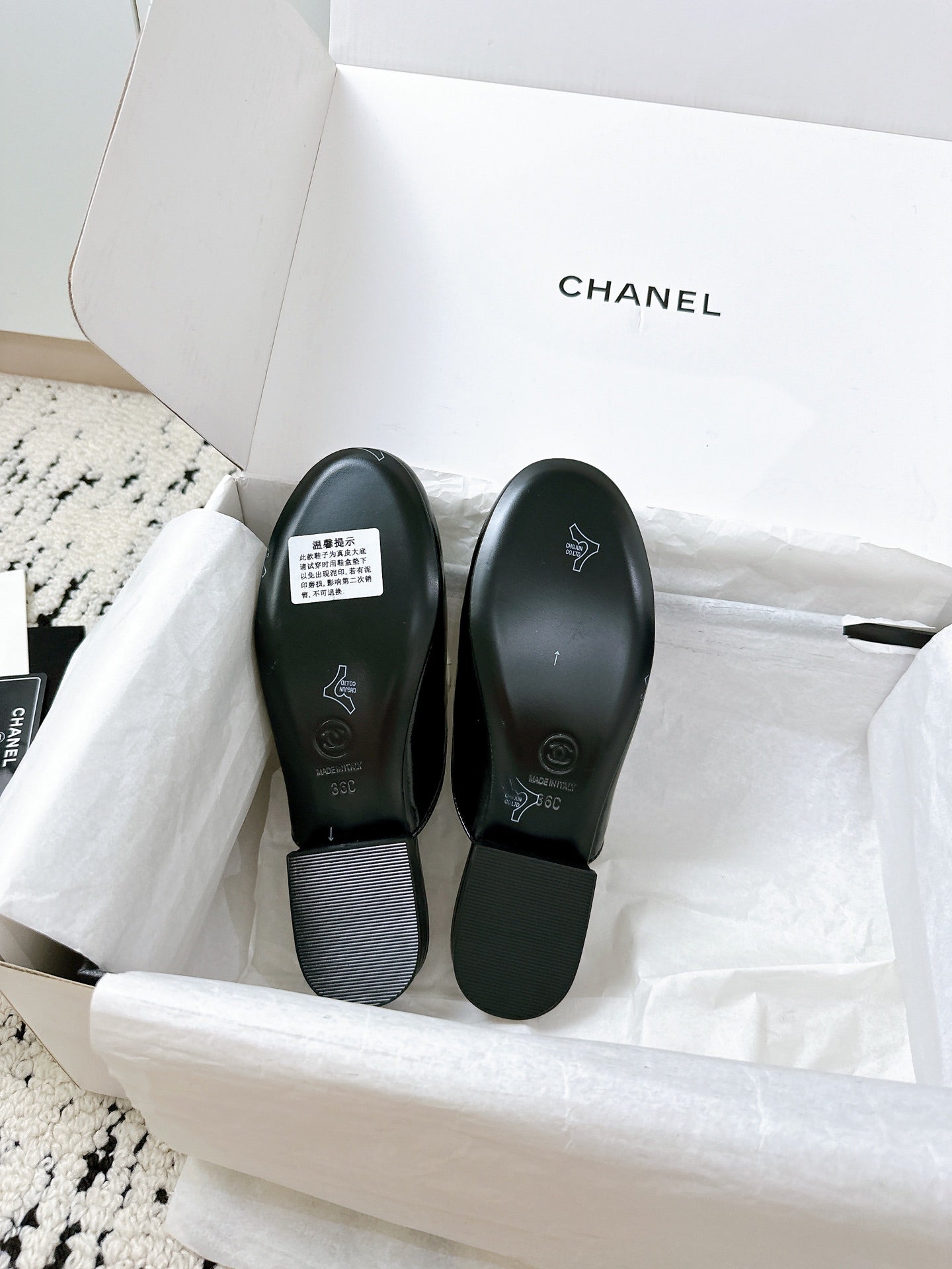 CC FLAT MULE IN WHITE AND BLACK CALFSKIN HARDWARE WITH ROCK MIX CHAIN