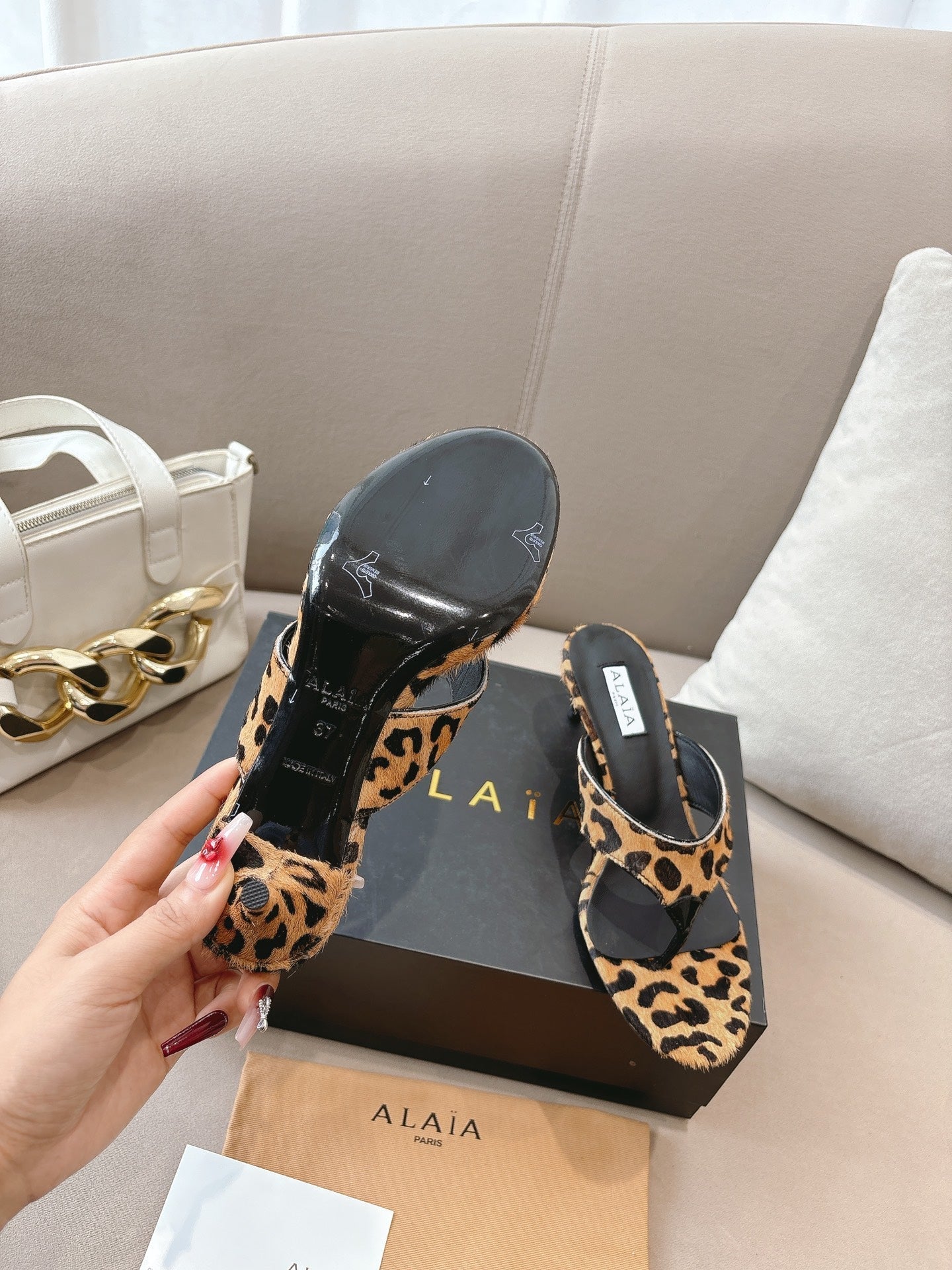 ALAIA HEELED THONG 25S 55 MM IN LEOPARD PONY HAIR LEATHER