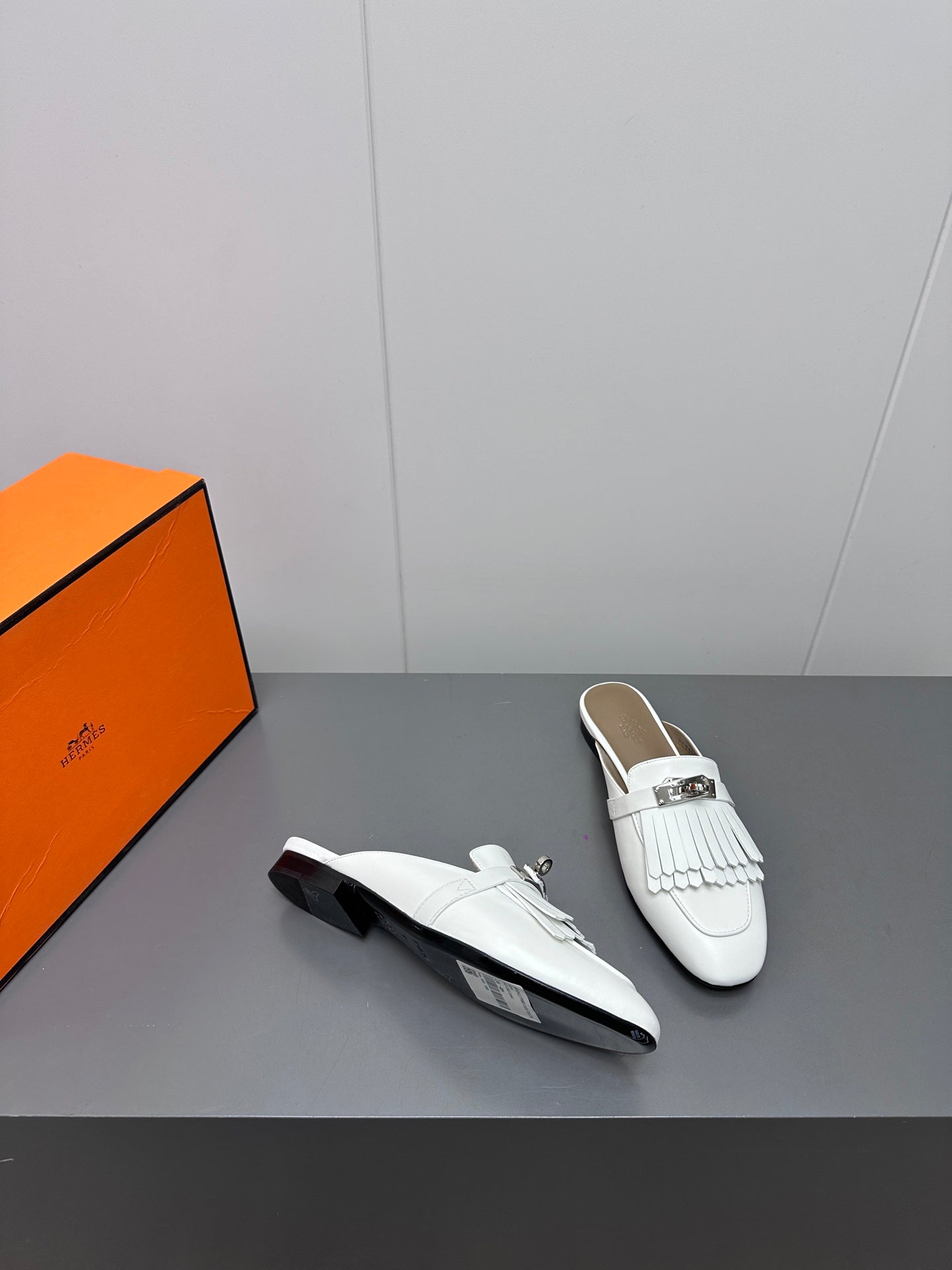 0Z MULE IN WHITE LAMBSKIN WITH FRINGE DETAIL