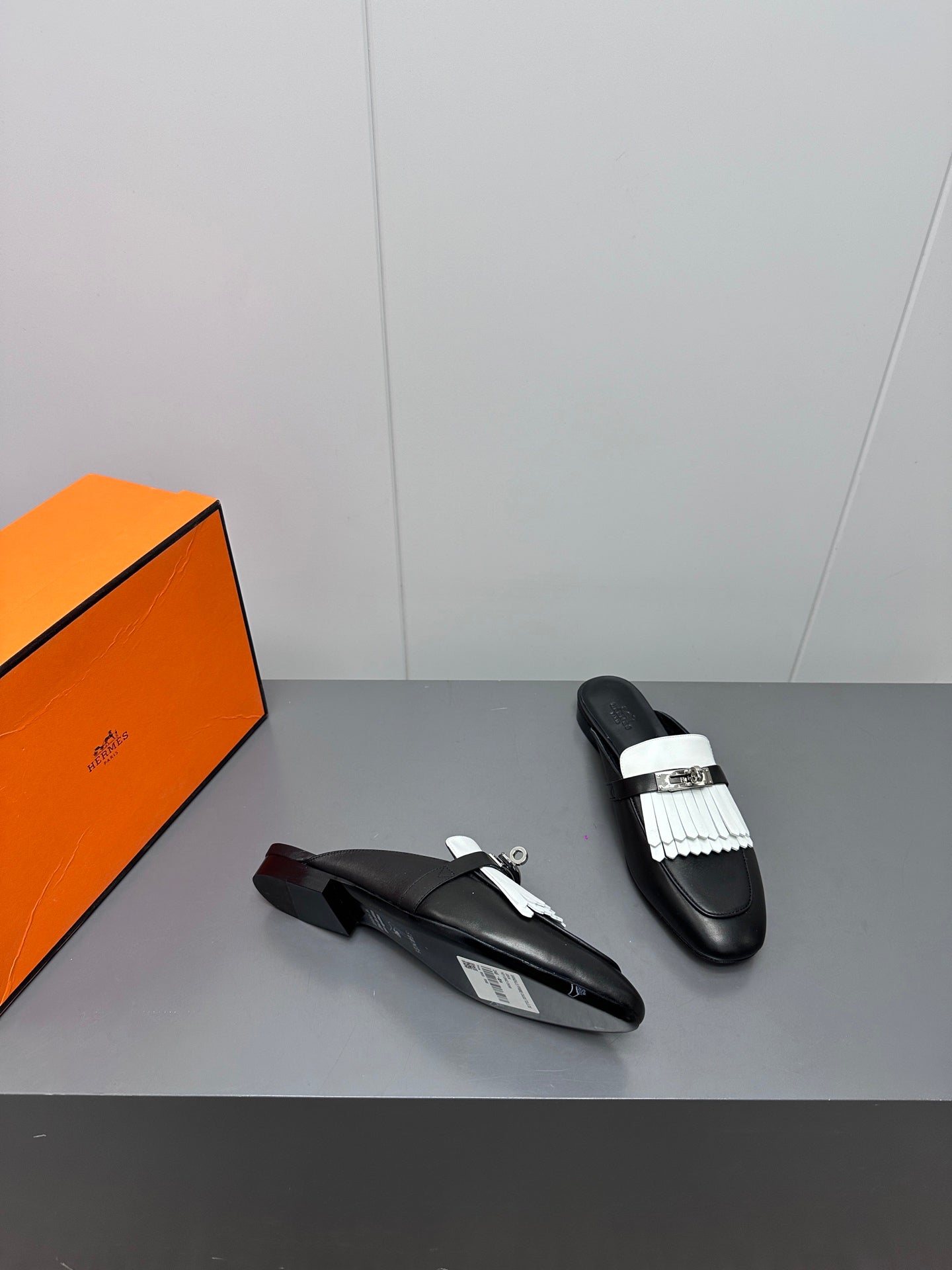 0Z MULE IN BLACK LAMBSKIN WITH WHITE FRINGE DETAIL