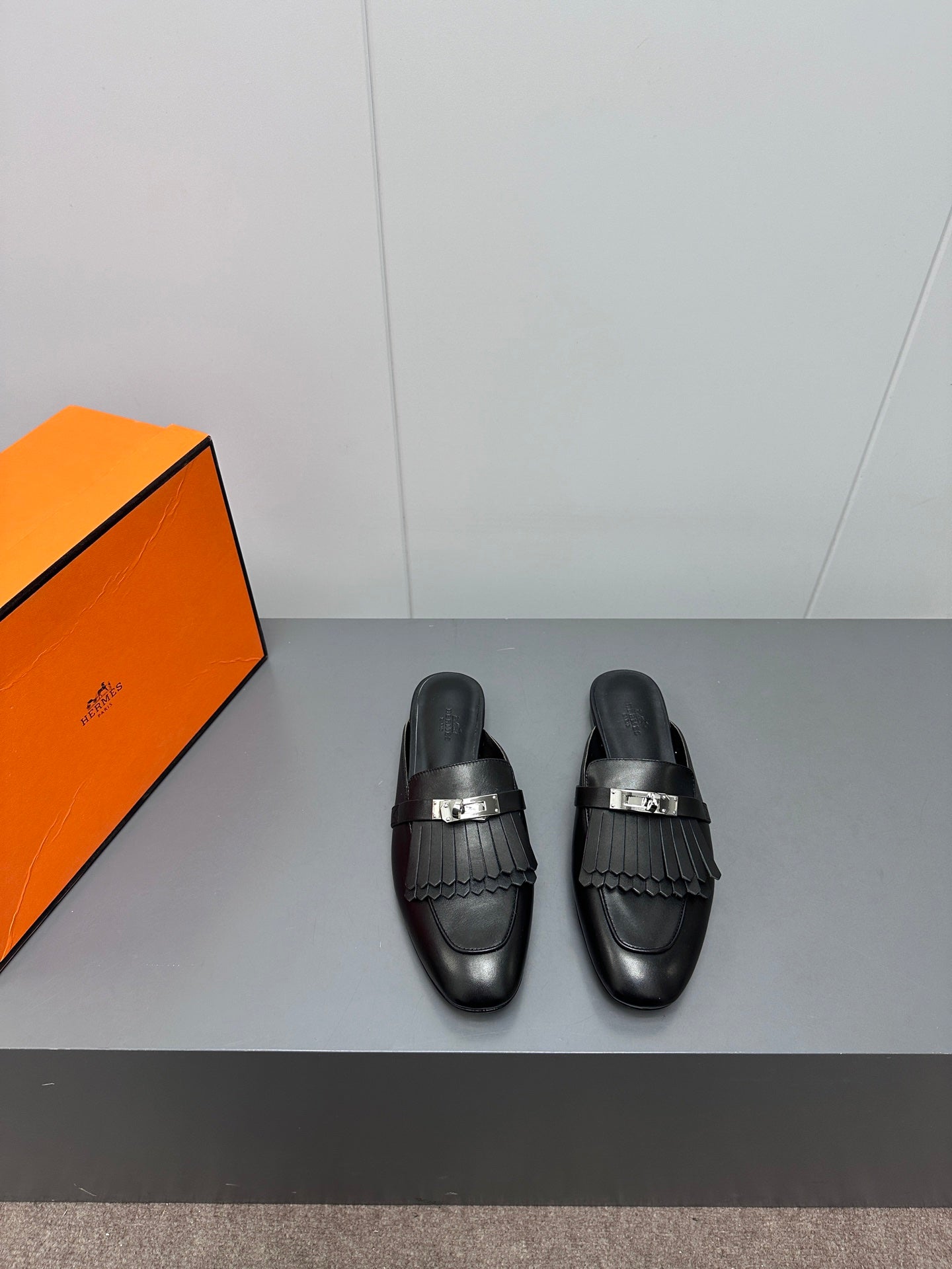 0Z MULE IN BLACK LAMBSKIN WITH FRINGE DETAIL