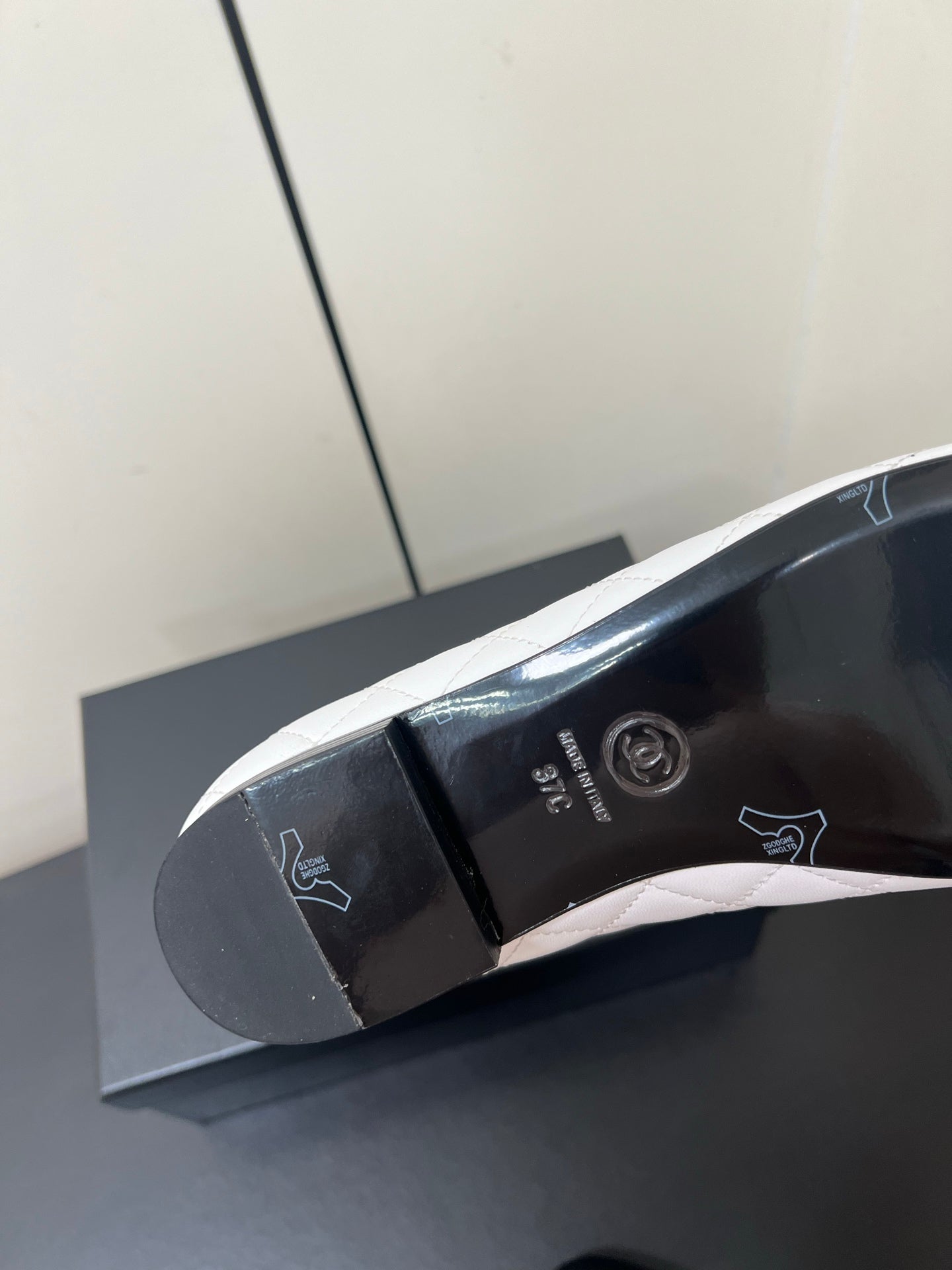 CC BALLET FLAT 25SS IN WHITE MIX BLACK LAMBSKIN WITH GOLD HARDWARE