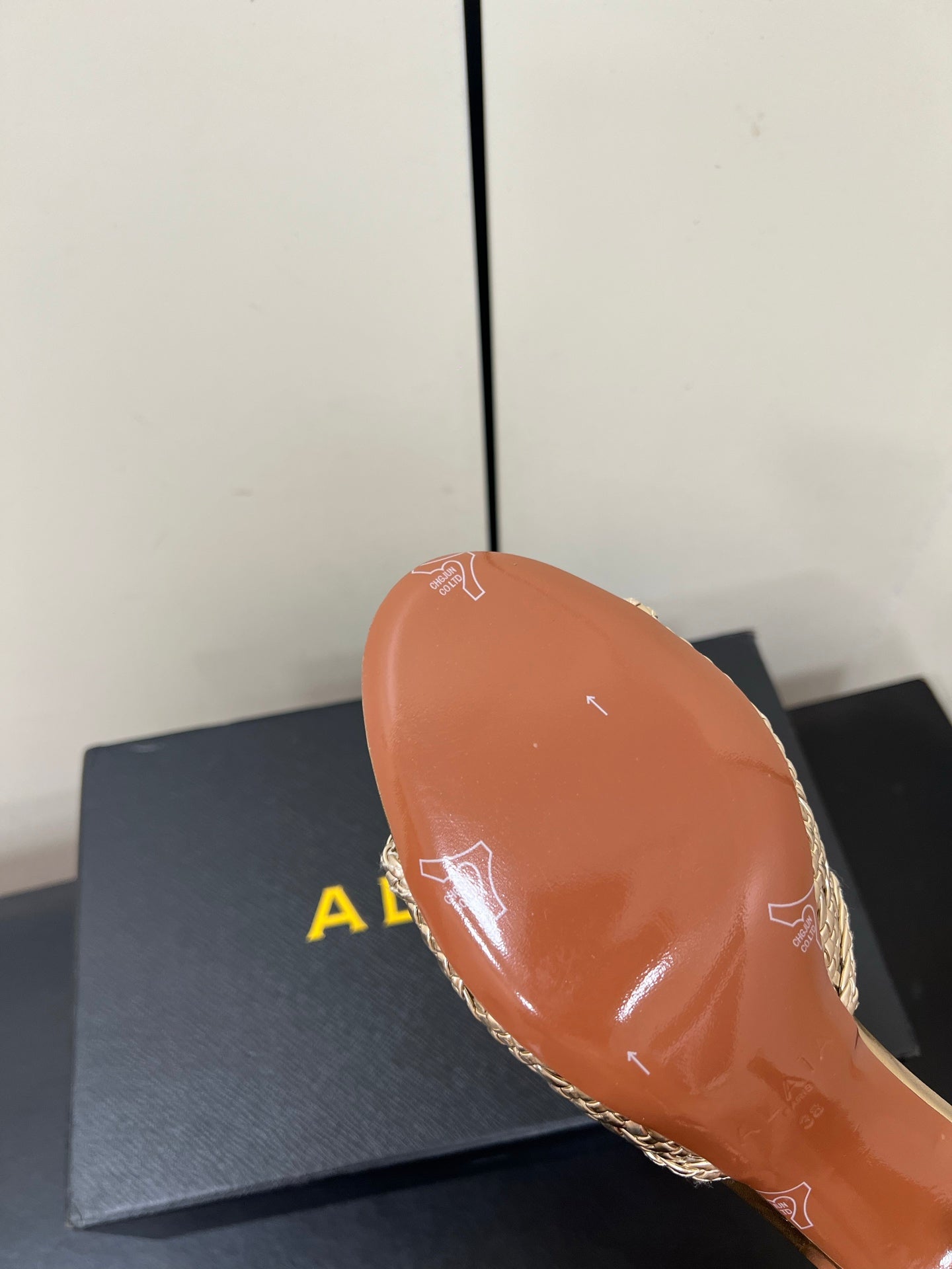 ALAIA HIGH HEEL 25S 70 MM IN GOLD LAMBSKIN WITH WOVEN PATTERN