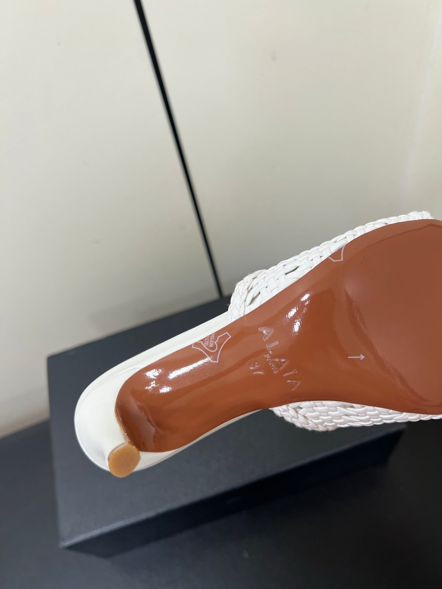 ALAIA HIGH HEEL 25S 70 MM IN WHITE LAMBSKIN WITH WOVEN PATTERN