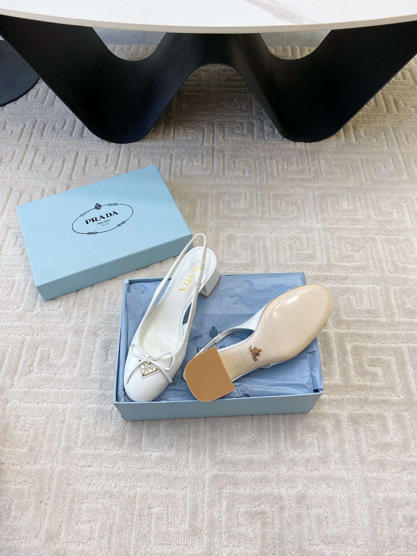 TRIANGLE LOGO SLINGBACK PUMPS WITH BOW IN WHITE CALFSKIN