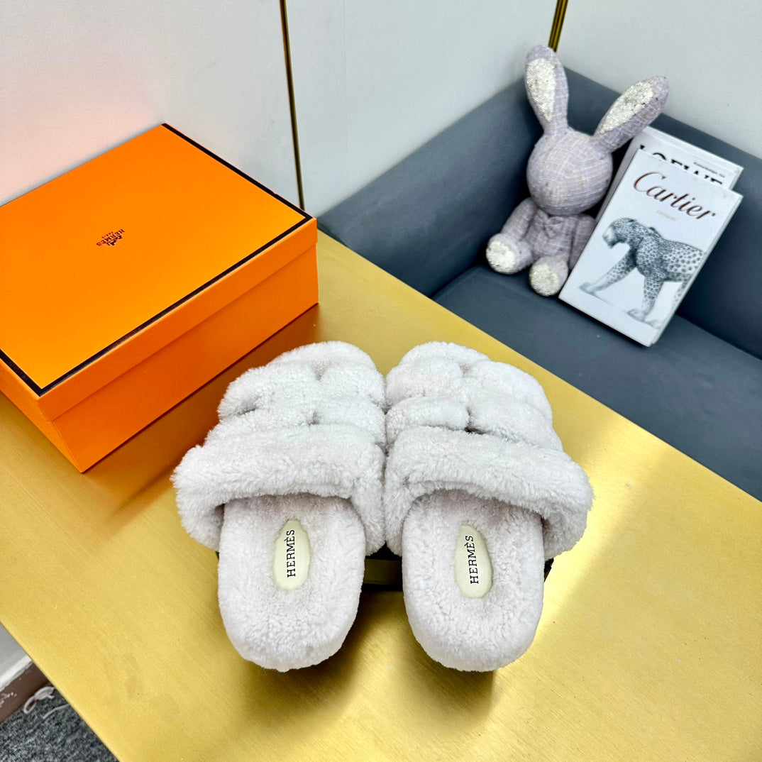 CHYPRE SANDAL IN WHITE SHEARLING