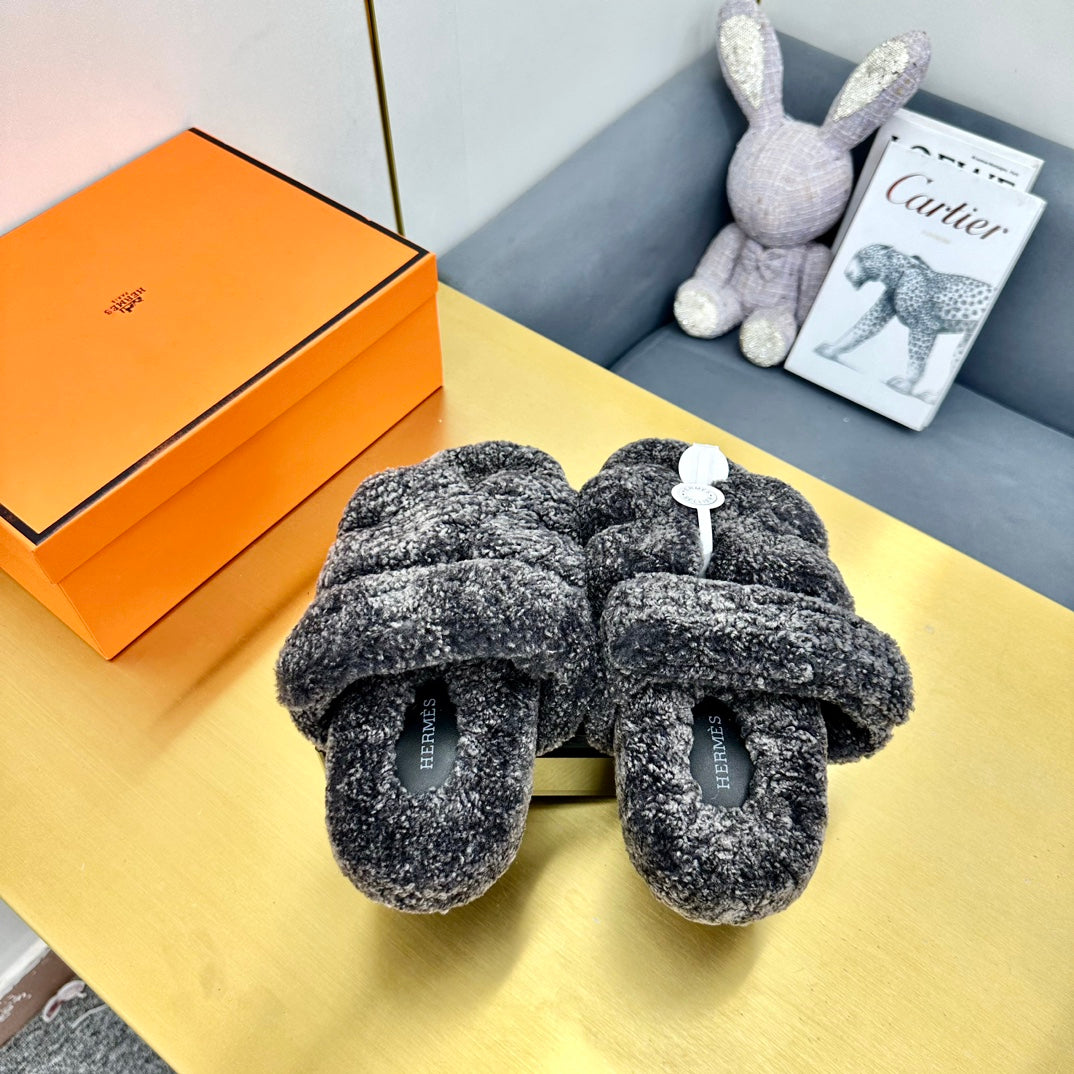 CHYPRE SANDAL IN DARK GRAY SHEARLING