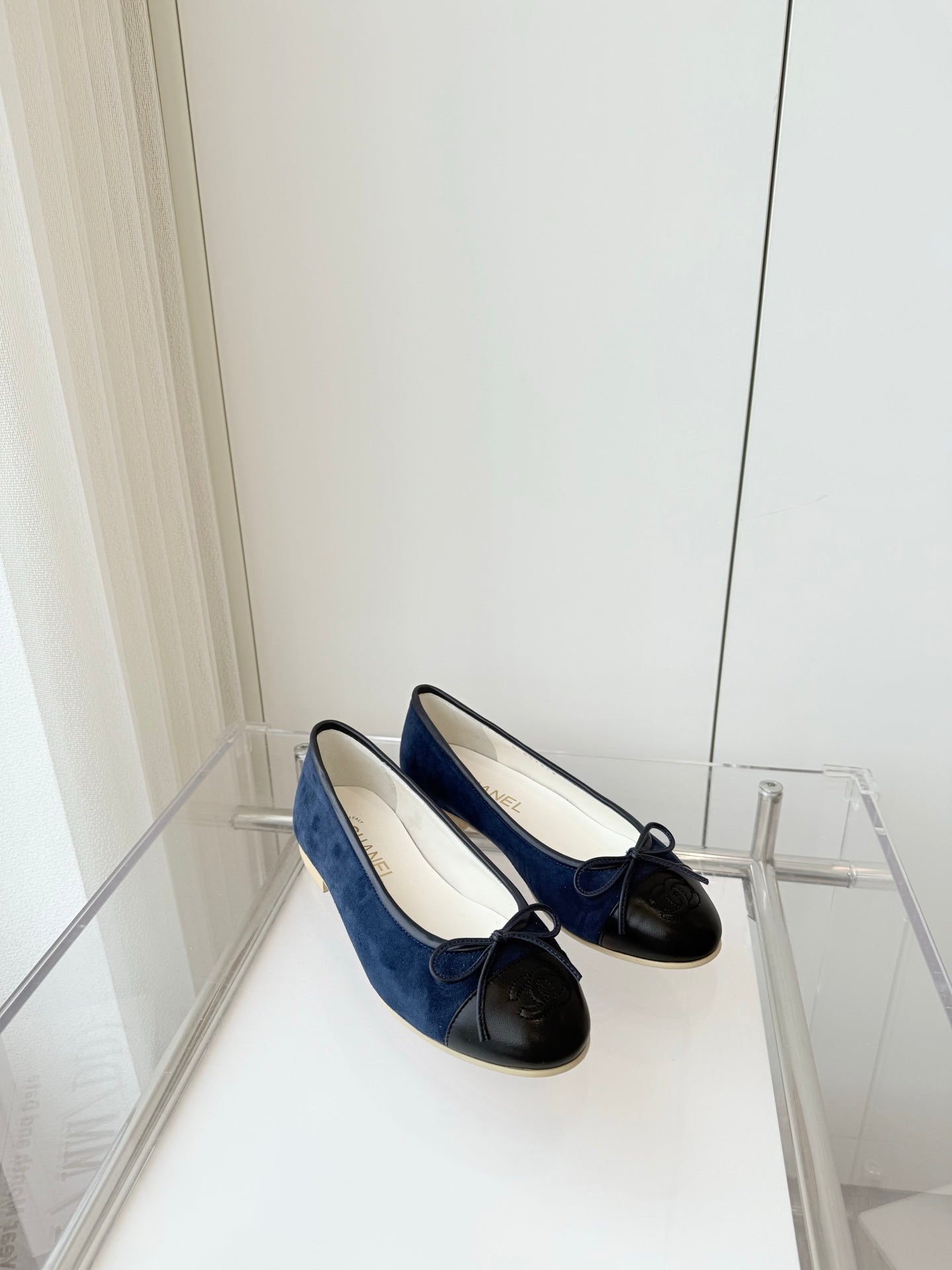 BALLET FLAT IN BLACK CALFSKIN AND NAVY BLUE SUEDE