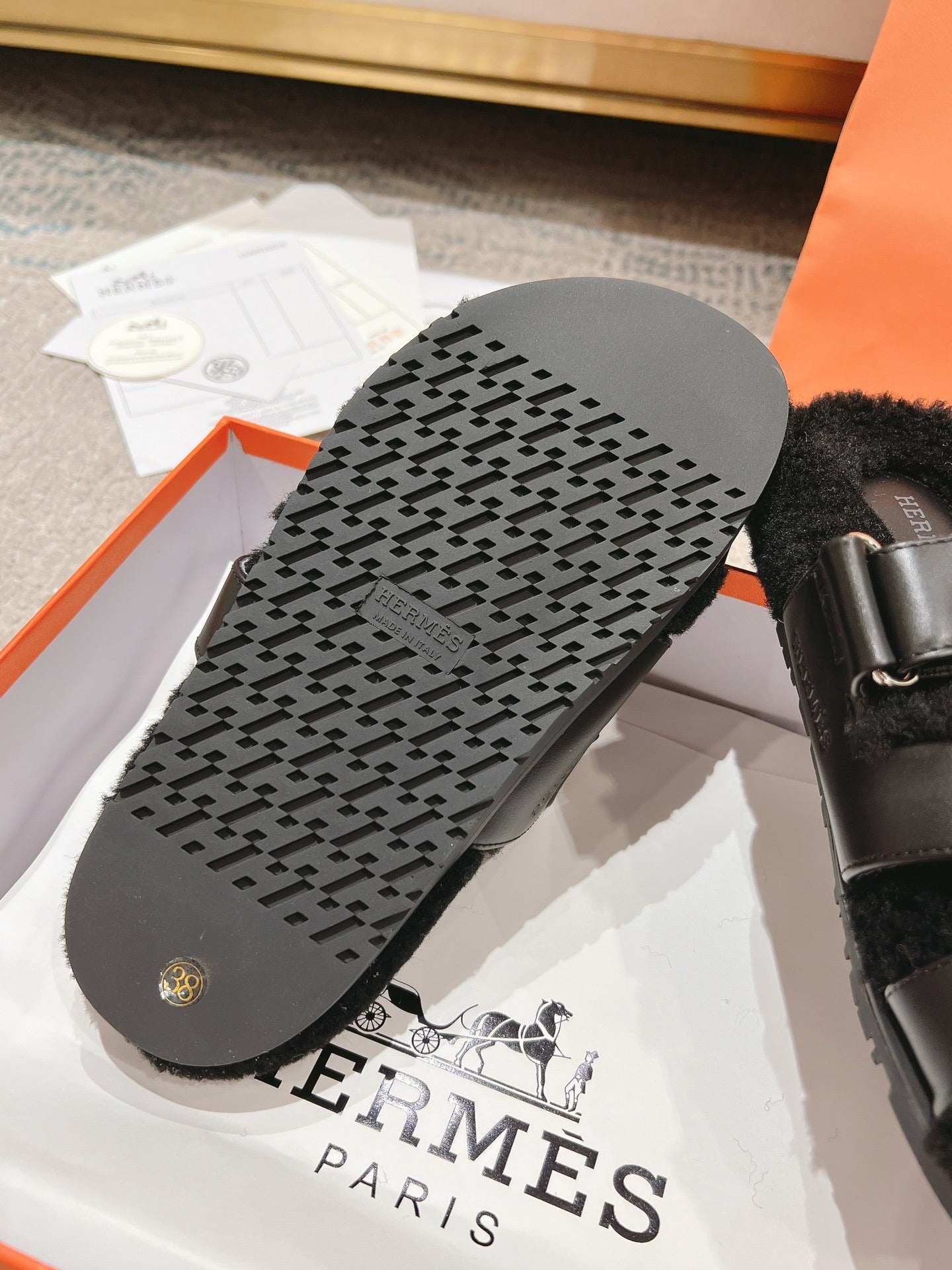 CHYPRE SANDAL IN BLACK SHEARLING AND CALFSKIN