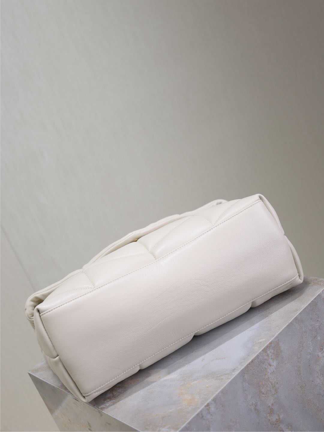 YSL 25S LOULOU PUFFER GM 35 IN BLANC VINTAGE CALFSKIN GOLD HARDWARE