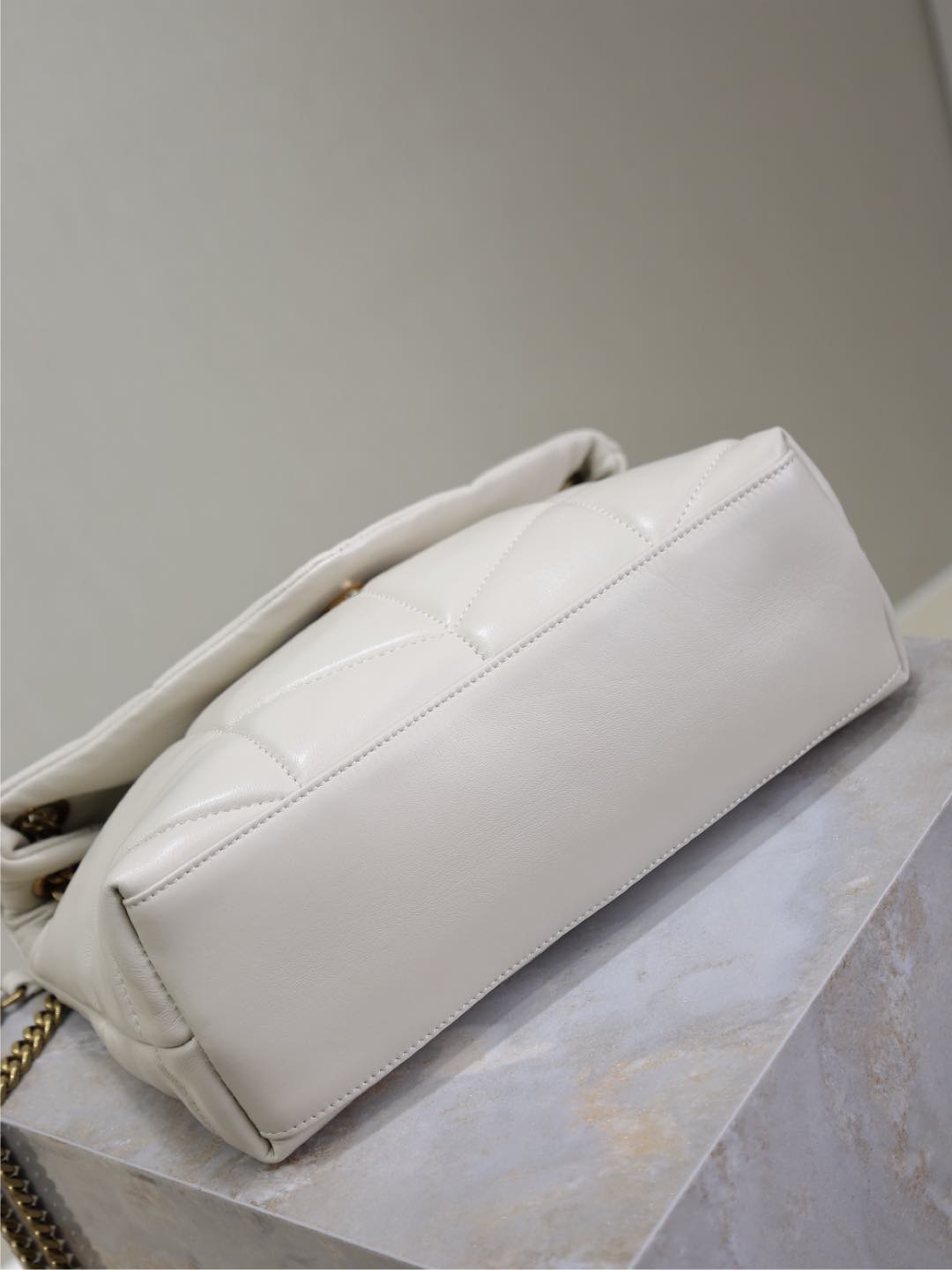 YSL 25S LOULOU PUFFER MM 29 IN BLANC VINTAGE CALFSKIN GOLD HARDWARE