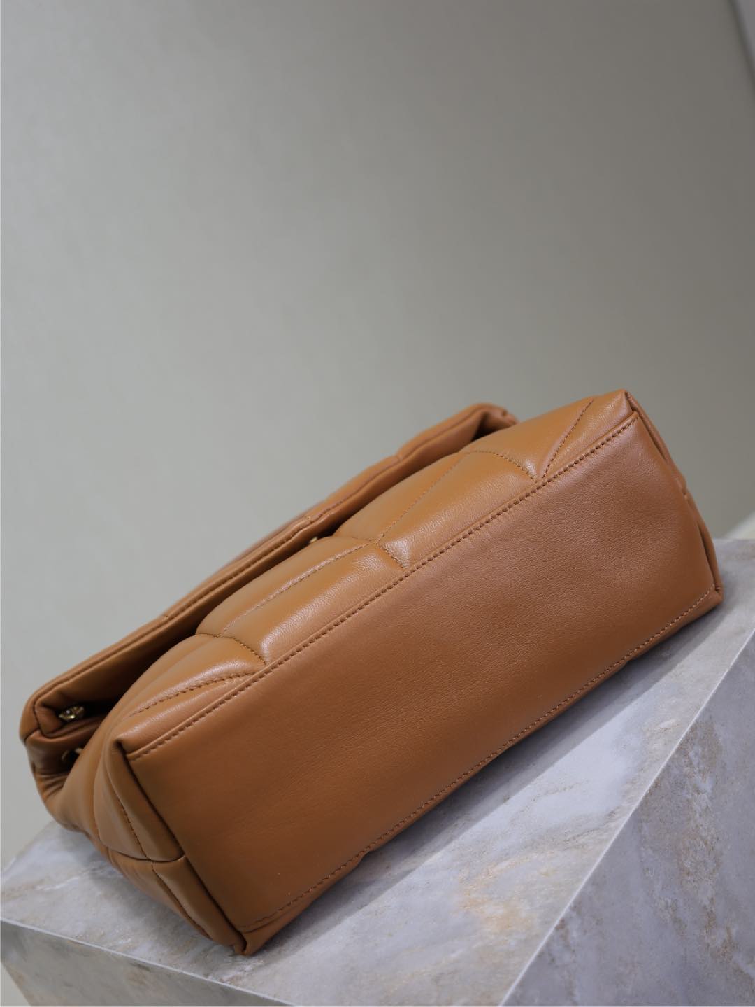 YSL 25S LOULOU PUFFER MM 29 IN CARAMEL CALFSKIN GOLD HARDWARE