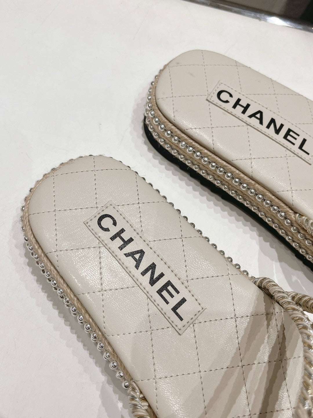 WOVEN STRAP SLIPPERS IN WHITE LAMBSKIN