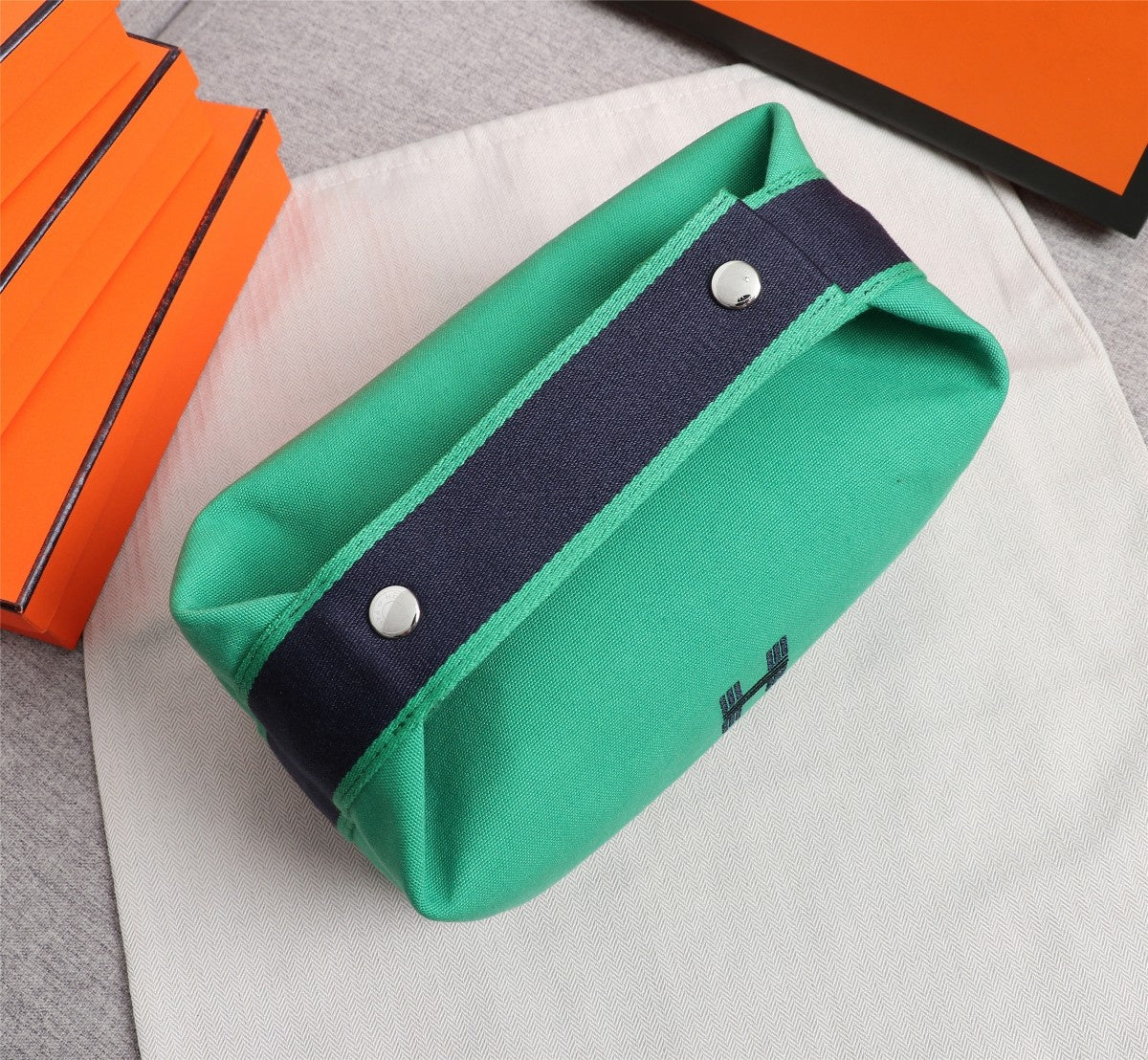 HM BRIDE-A-BRAC 21 JADE CANVAS