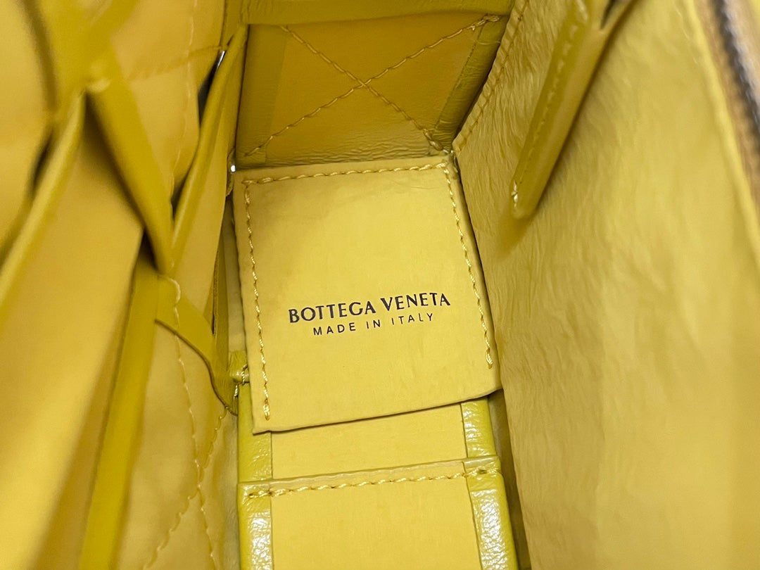 SMALL CASSETTE 23 IN CANARY YELLOW CALFSKIN