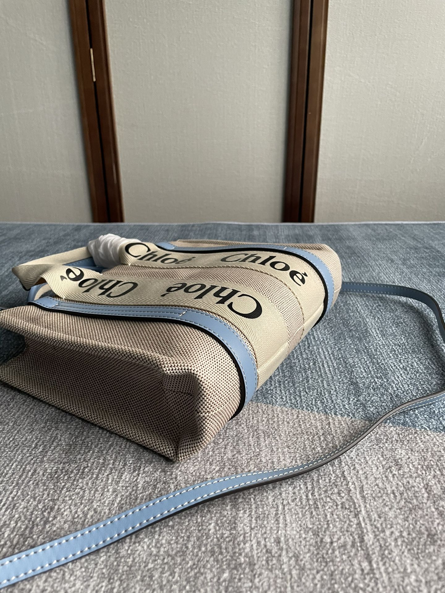SMALL STRAP WOODY TOTE BAG 26.5 IN BEIGE LINEN CANVAS BLACK WEBBING LOGO EMBROIDER BLUE CALFSKIN