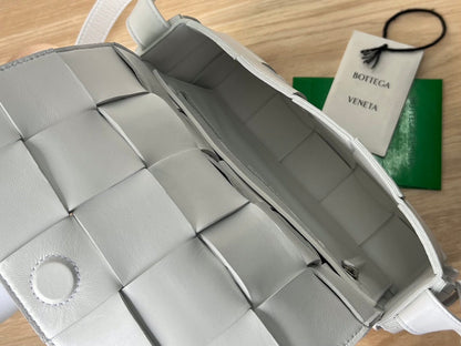 SMALL CASSETTE 23 IN WHITE FRINGED CALFSKIN