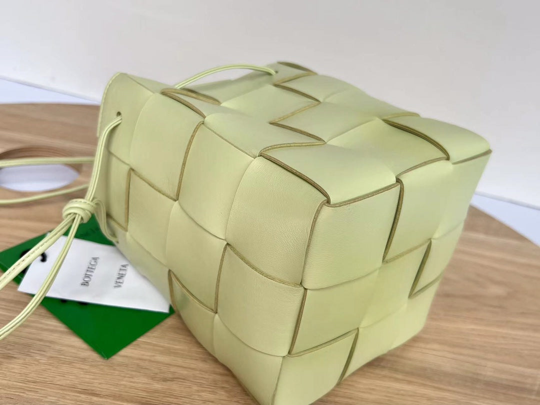 SMALL CASSETTE BUCKET 18 IN PASTEL YELLOW CALFSKIN