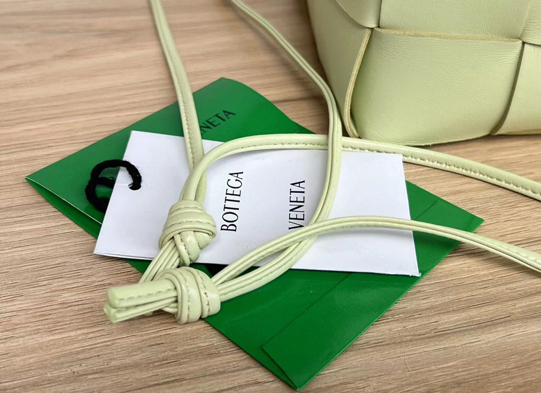 SMALL CASSETTE BUCKET 18 IN PASTEL YELLOW CALFSKIN