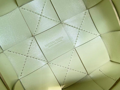 SMALL CASSETTE BUCKET 18 IN PASTEL YELLOW CALFSKIN