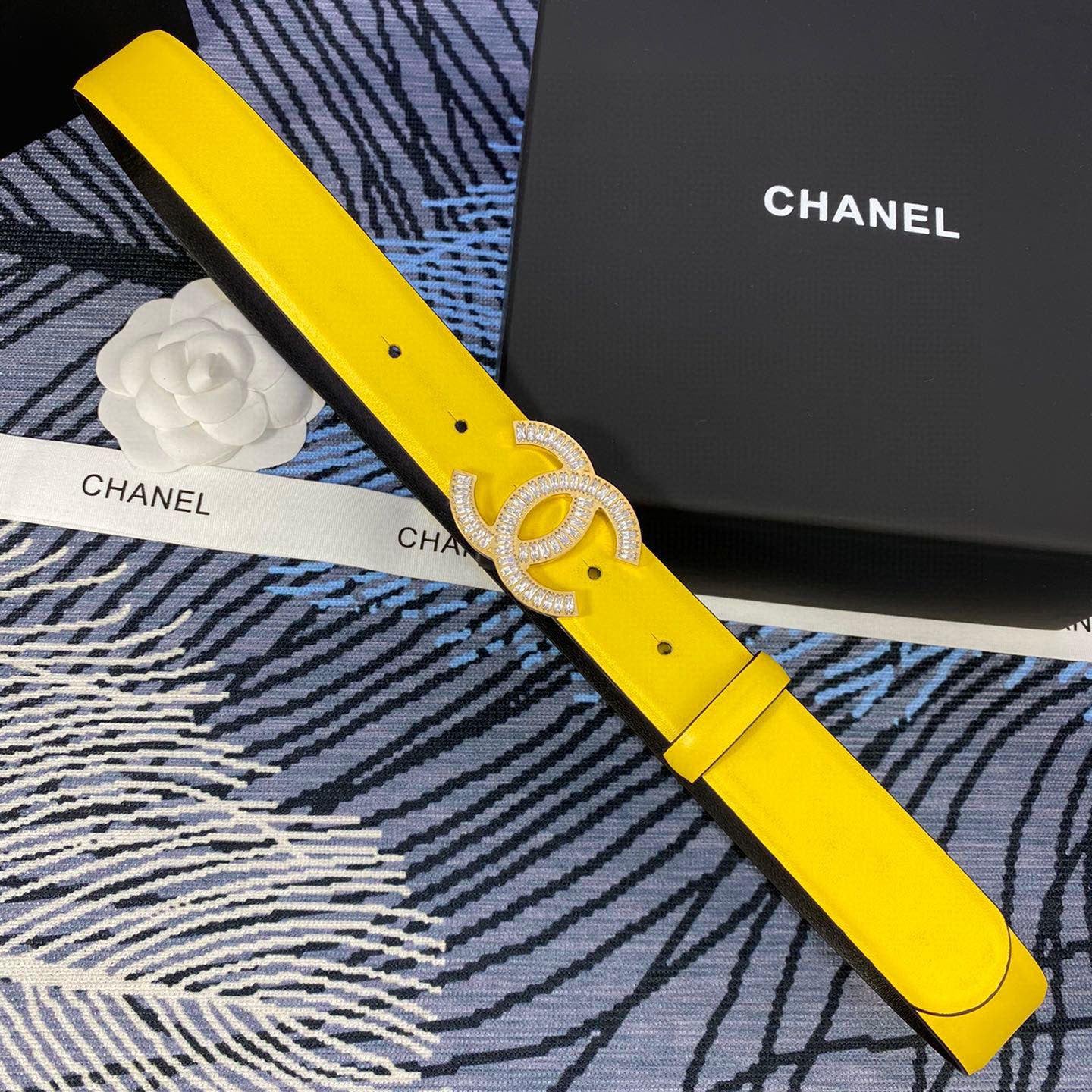 CHANEL 25S BELT 30 MM IN YELLOW CALFSKIN WITH GOLD HARDWARE 615096