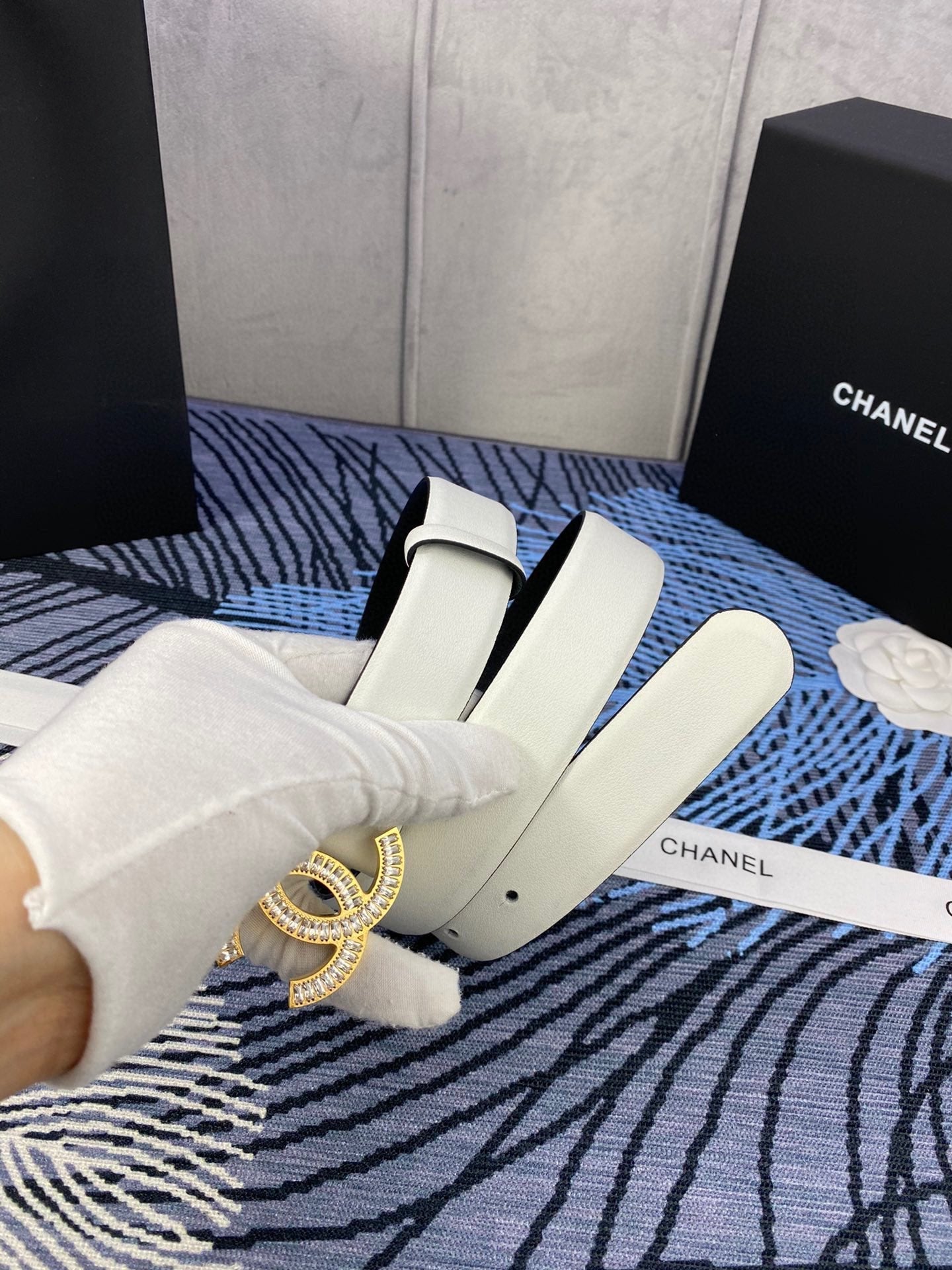 CHANEL 25S BELT 30 MM IN WHITE CALFSKIN WITH GOLD HARDWARE 615098