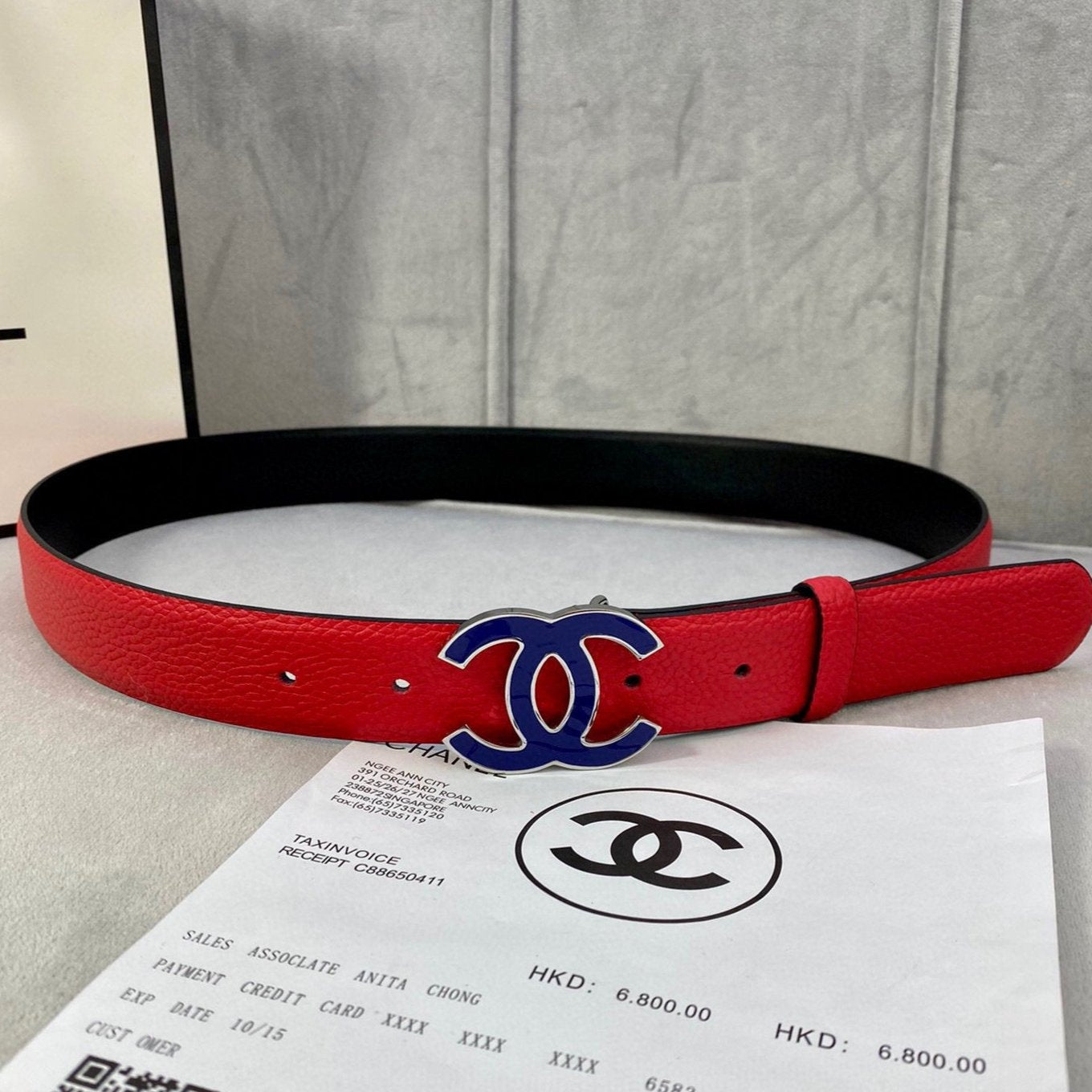 CC 30MM BELT IN CHERRY RED GRAINED CALFSKIN WITH NAVY BLUE METAL LOGO