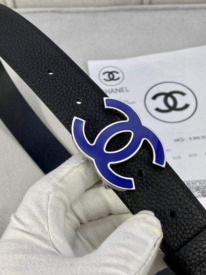 CC 30MM BELT IN BLACK GRAINED CALFSKIN WITH NAVY BLUE METAL LOGO