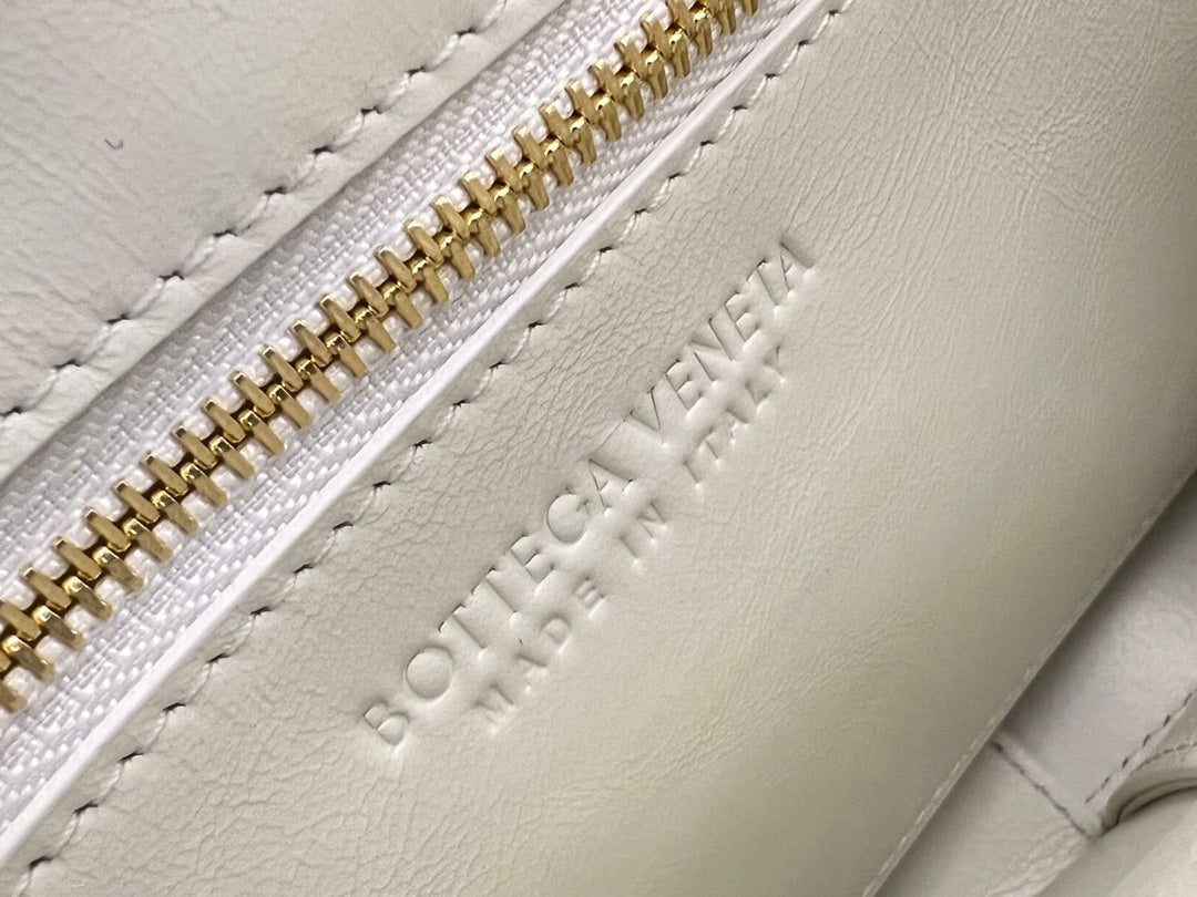 CASSETTE 28 IN WHITE SOFT LAMBSKIN