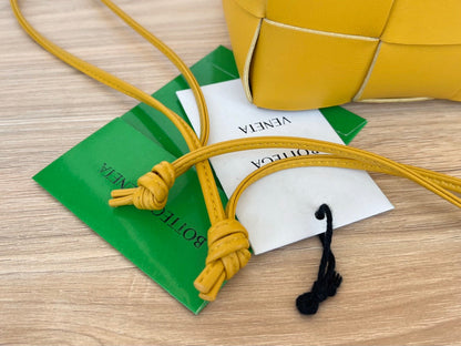 SMALL CASSETTE BUCKET 18 IN MERIGOLD CALFSKIN