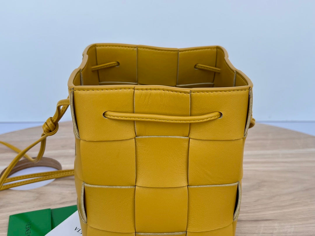 SMALL CASSETTE BUCKET 18 IN MERIGOLD CALFSKIN
