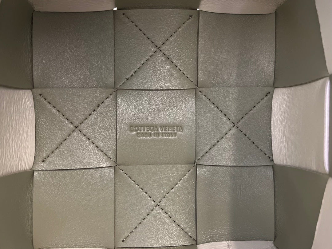 SMALL CASSETTE BUCKET 18 IN XANADU MIX WHITE CALFSKIN