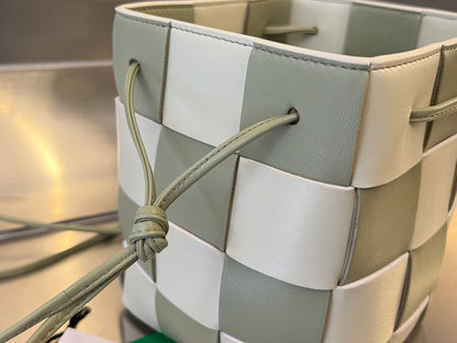 SMALL CASSETTE BUCKET 18 IN XANADU MIX WHITE CALFSKIN