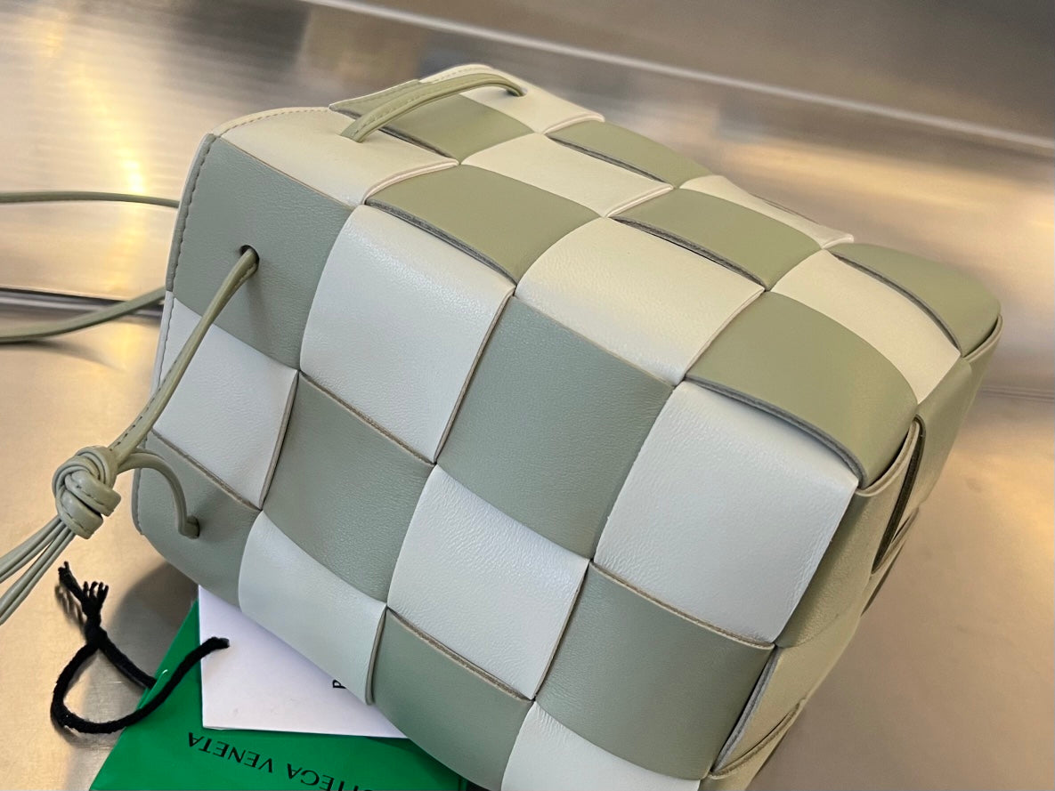 SMALL CASSETTE BUCKET 18 IN XANADU MIX WHITE CALFSKIN