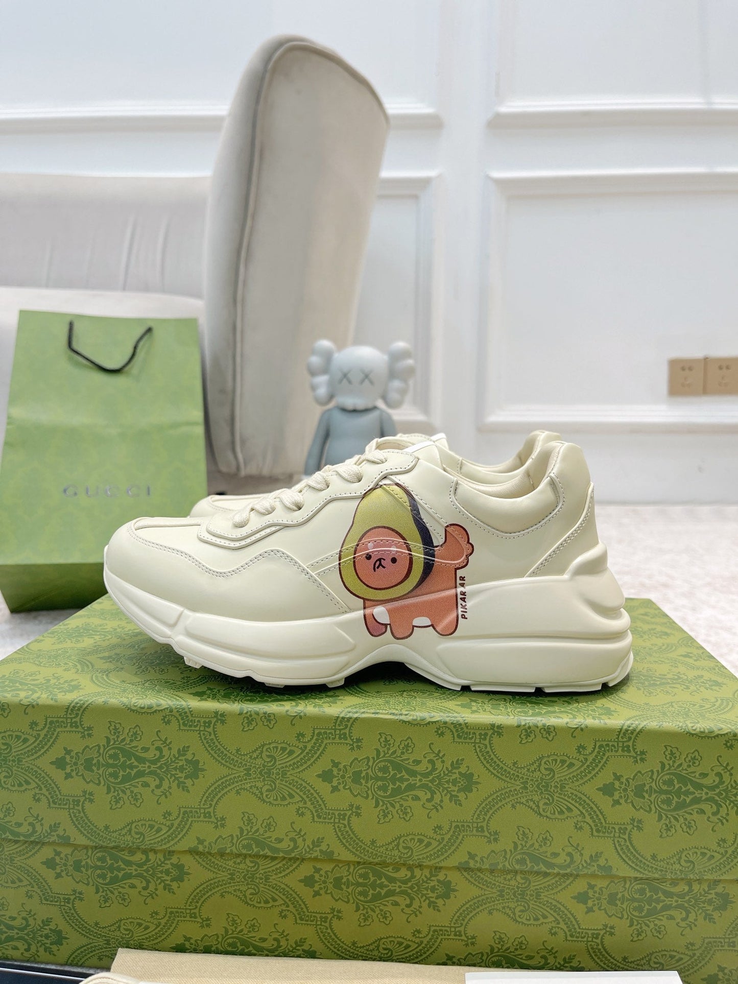 GG RHYTON TRAINER WHITE LAMBSKIN WITH AVOCADO MOTIF
