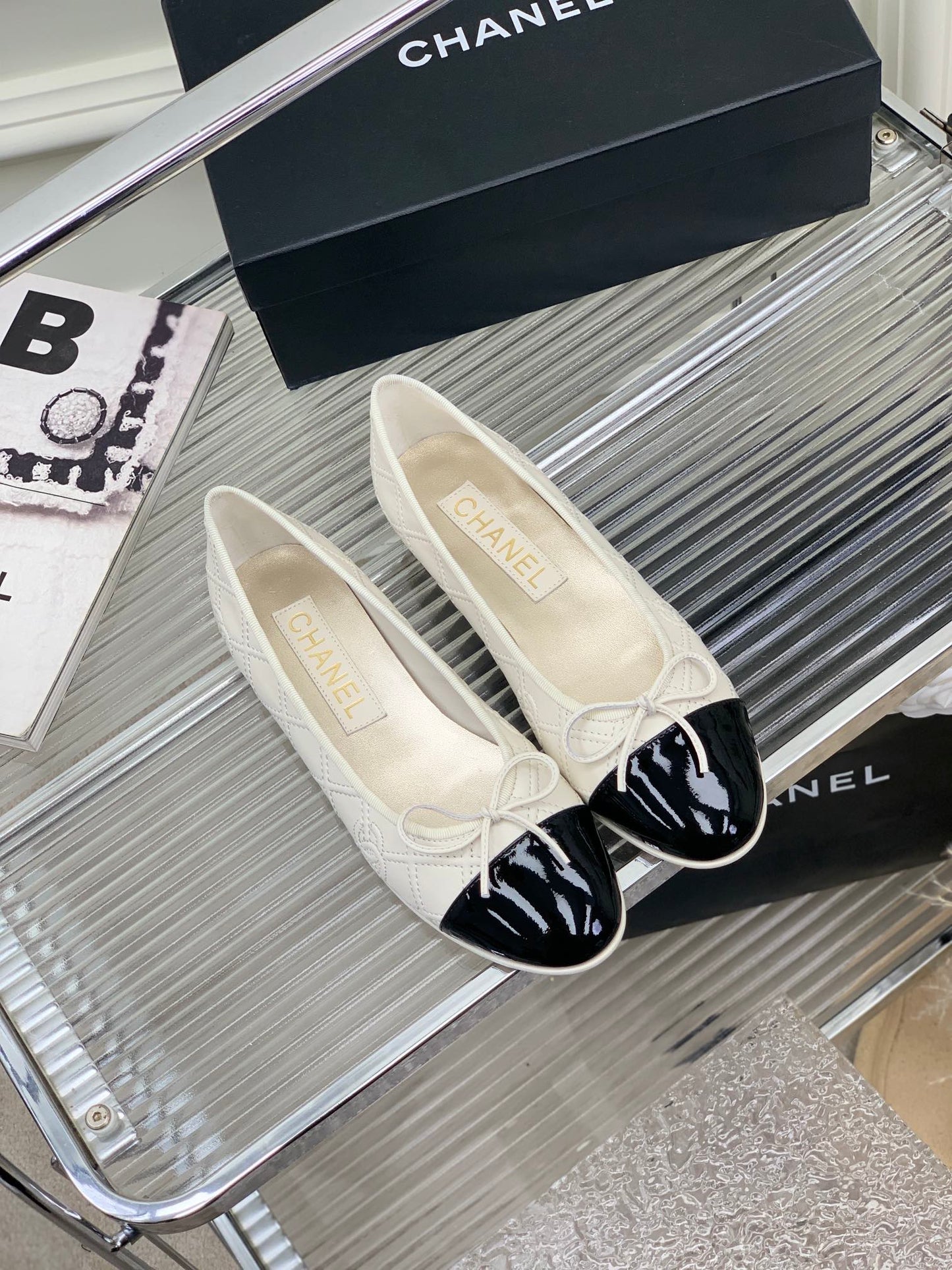 BALLET FLAT GLOSSY BLACK MIX IVORY LAMBSKIN