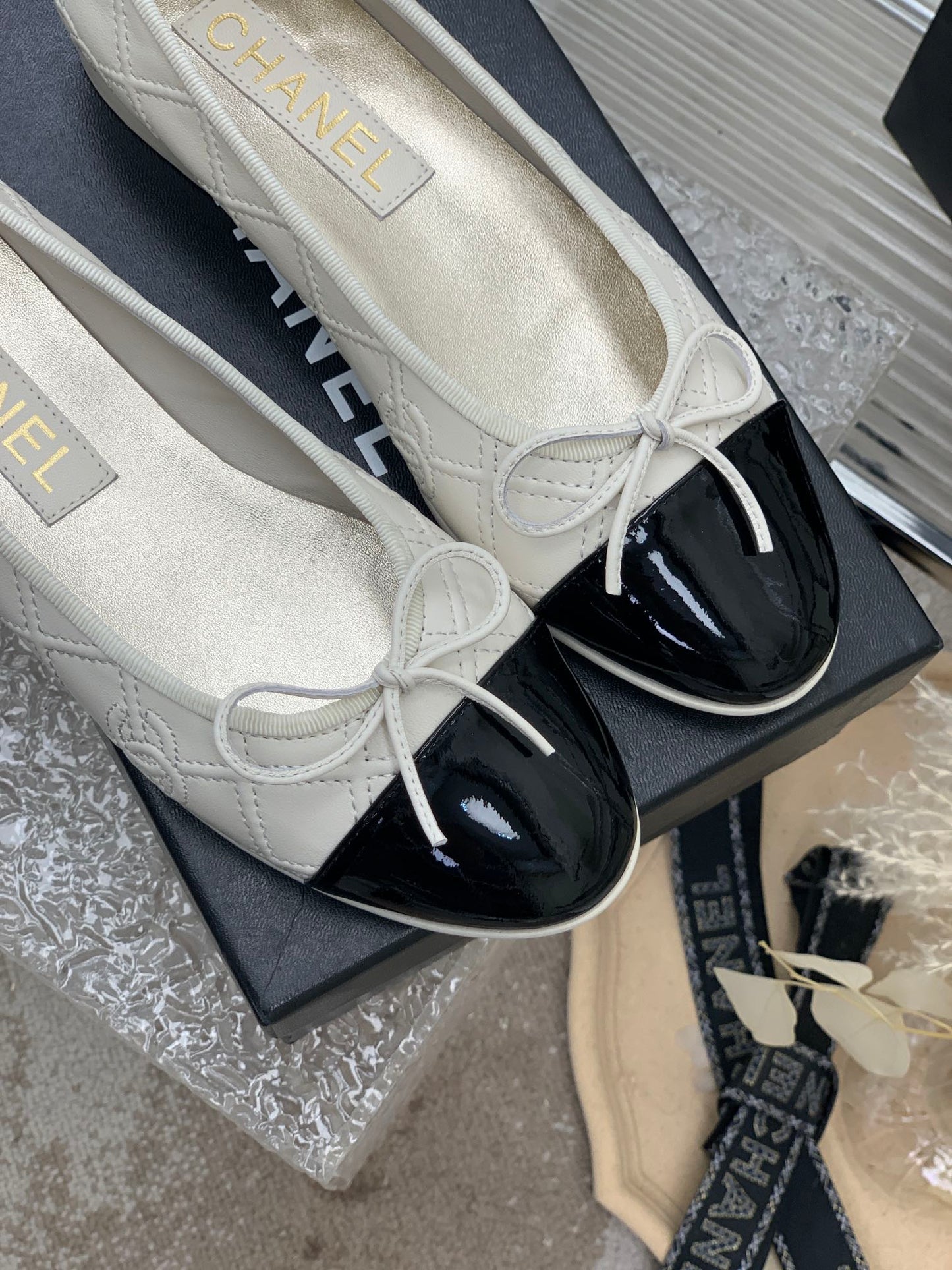 BALLET FLAT GLOSSY BLACK MIX IVORY LAMBSKIN