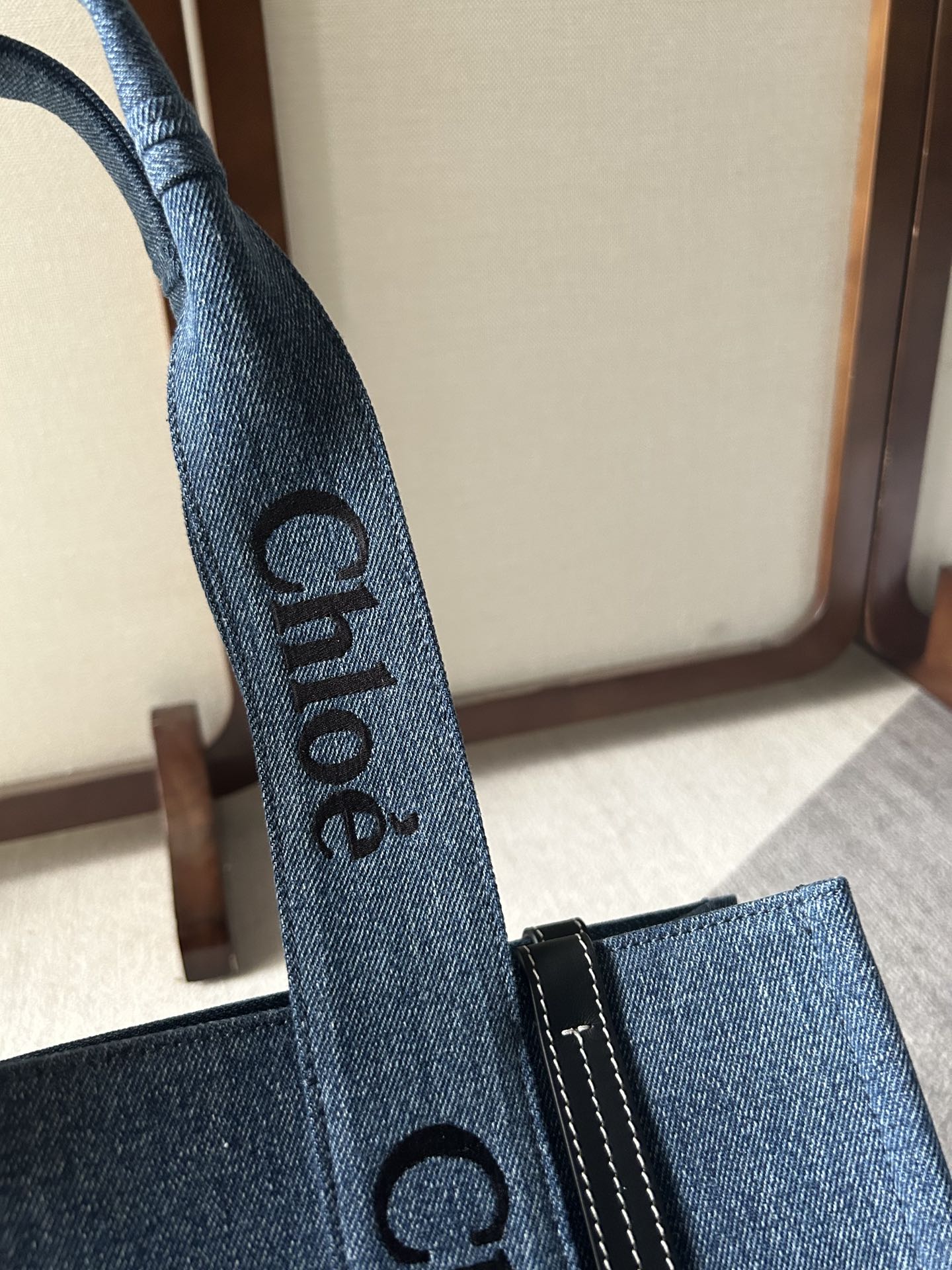 MEDIUM WOODY TOTE BAG 37 IN BLUE DENIM BLACK CALFSKIN