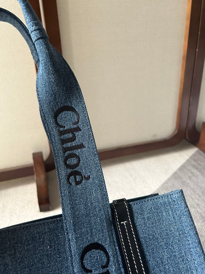 MEDIUM WOODY TOTE BAG 37 IN BLUE DENIM BLACK CALFSKIN