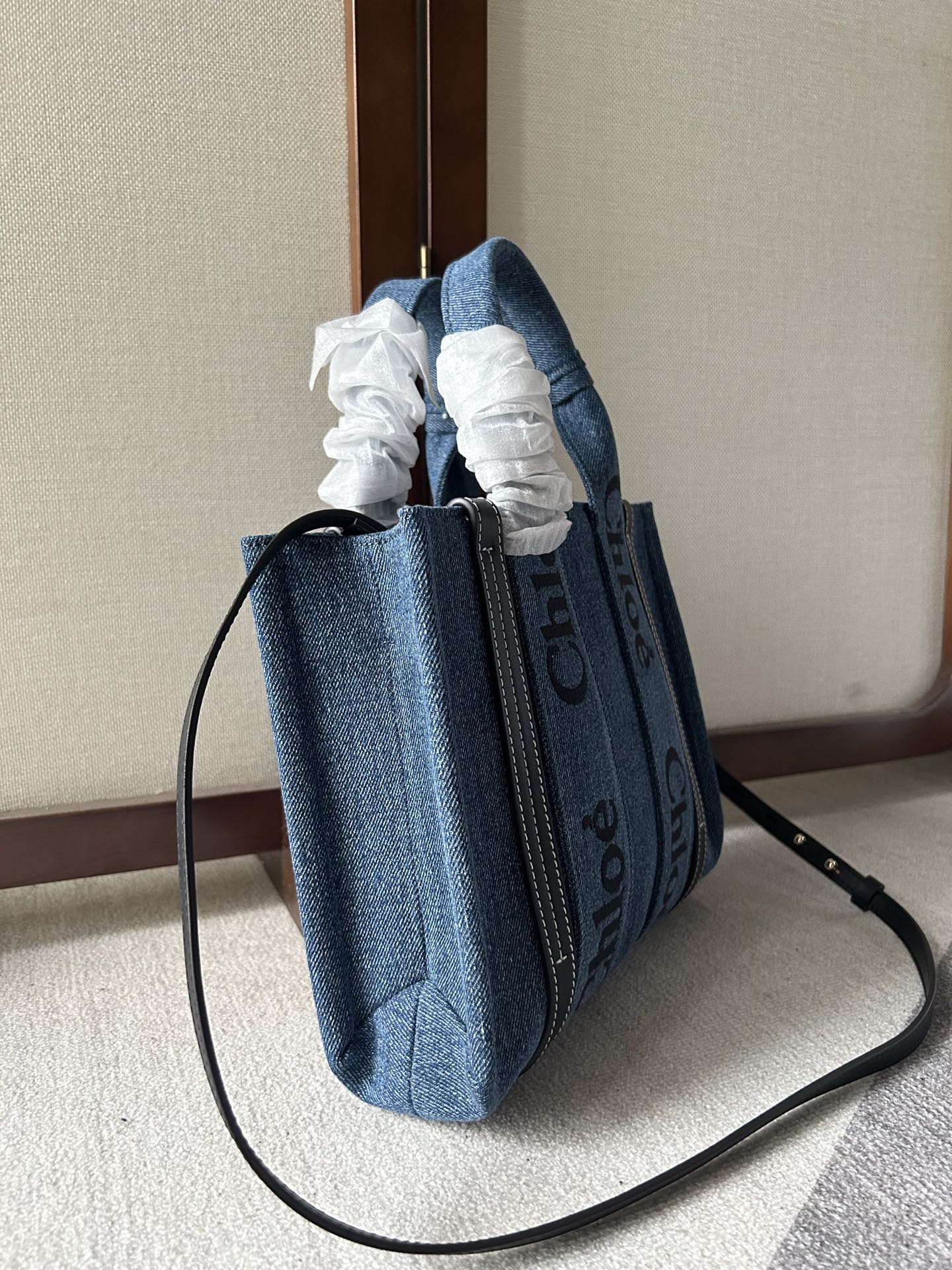 SMALL WOODY TOTE BAG 26.5 IN BLUE DENIM BLACK CALFSKIN