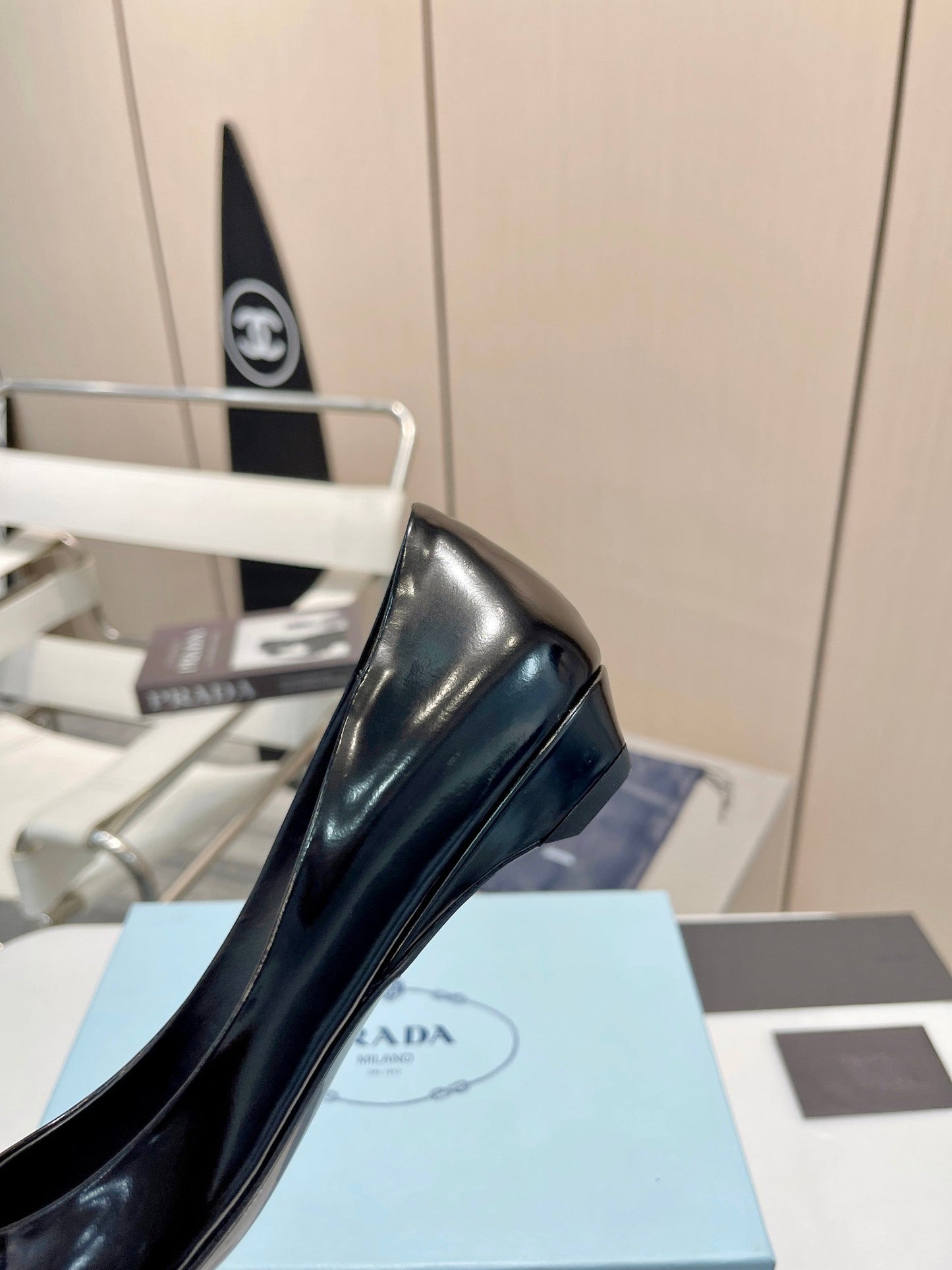 BALLET FLATS POINTED TOE IN BLACK SHINY CALFSKIN ATTACHED FLOWERS